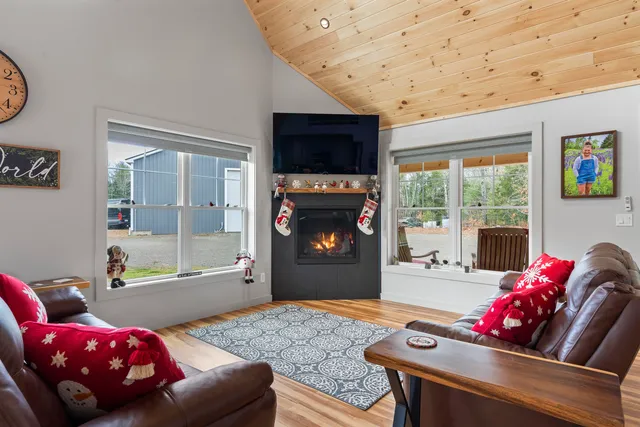 $1,899,000 | 145 East Pond Road, Nobleboro, ME 04555