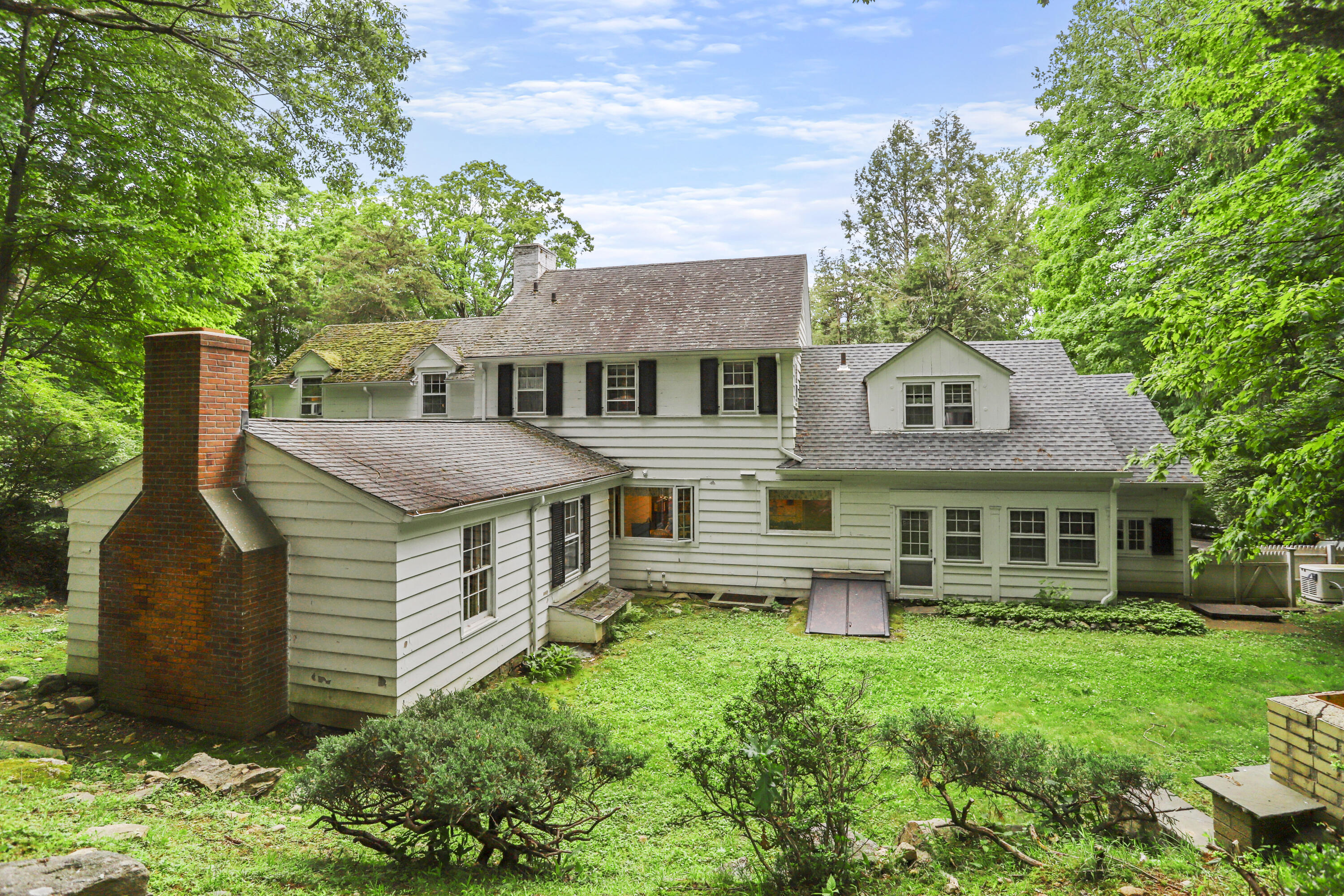 165 Colonial Road New Canaan, CT 06840 - Photo 33 of 37 a front view of a house with a yard