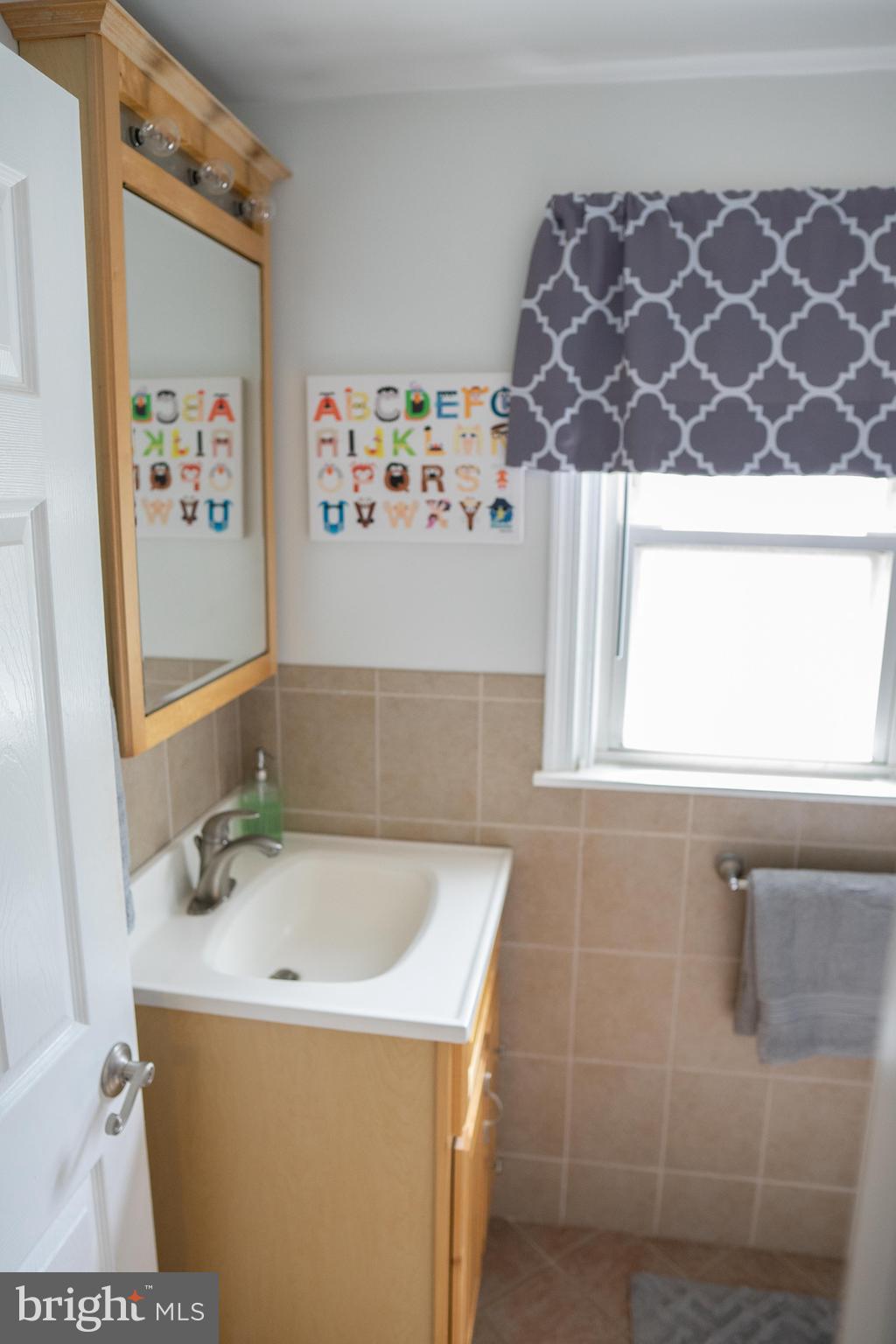 802 Marchman Road Philadelphia, PA 19115 - Photo 6 of 34 Gallery Image 6