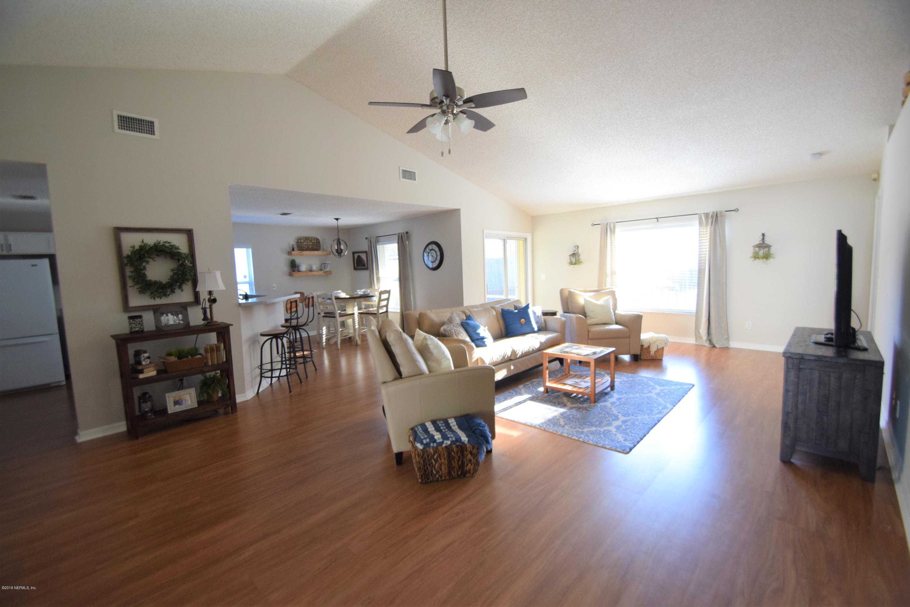 805 Sugarcane Avenue St. Augustine, FL 32095 - Photo 3 of 20 a living room with furniture and a wooden floor