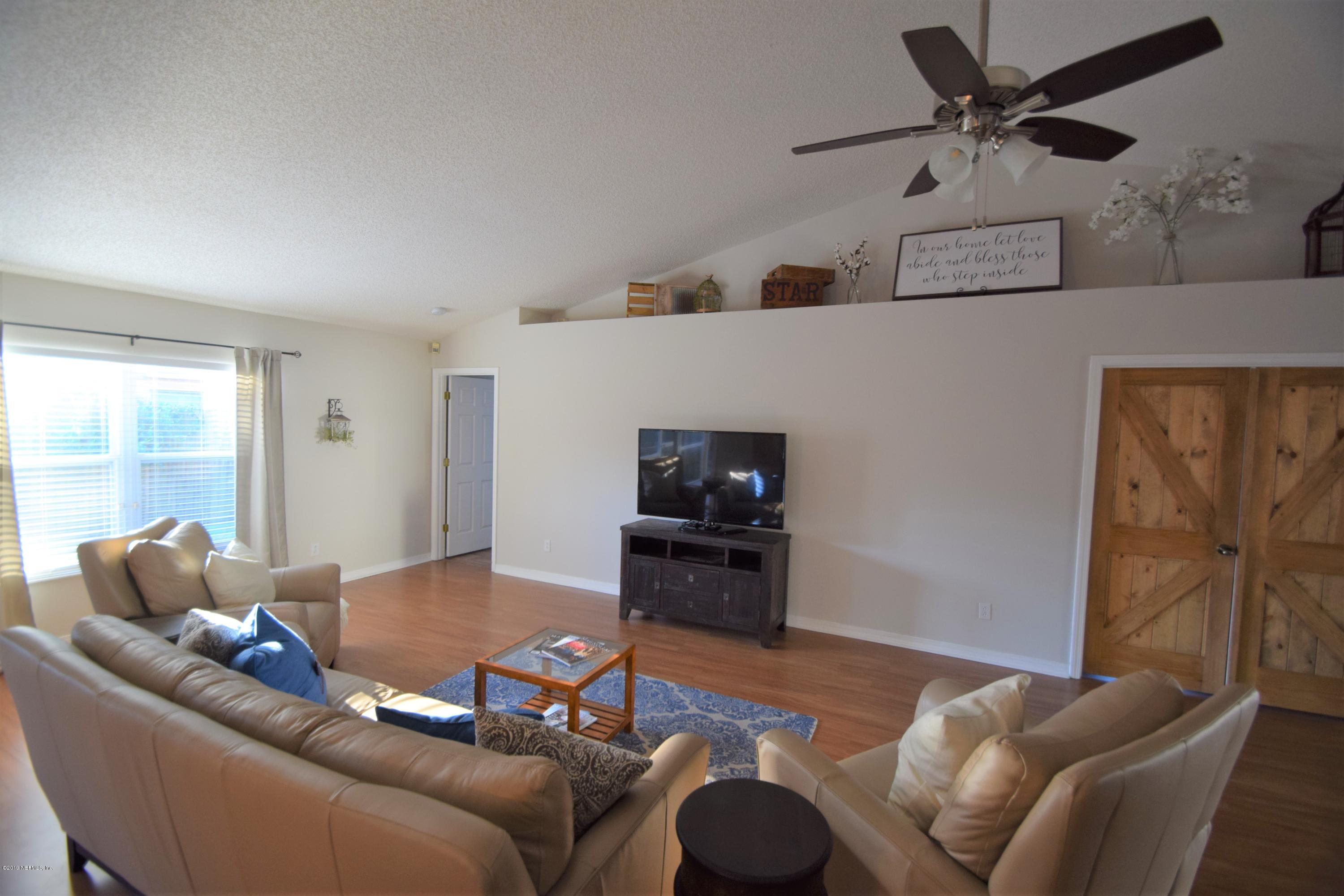 805 Sugarcane Avenue St. Augustine, FL 32095 - Photo 4 of 20 a living room with furniture and a flat screen tv