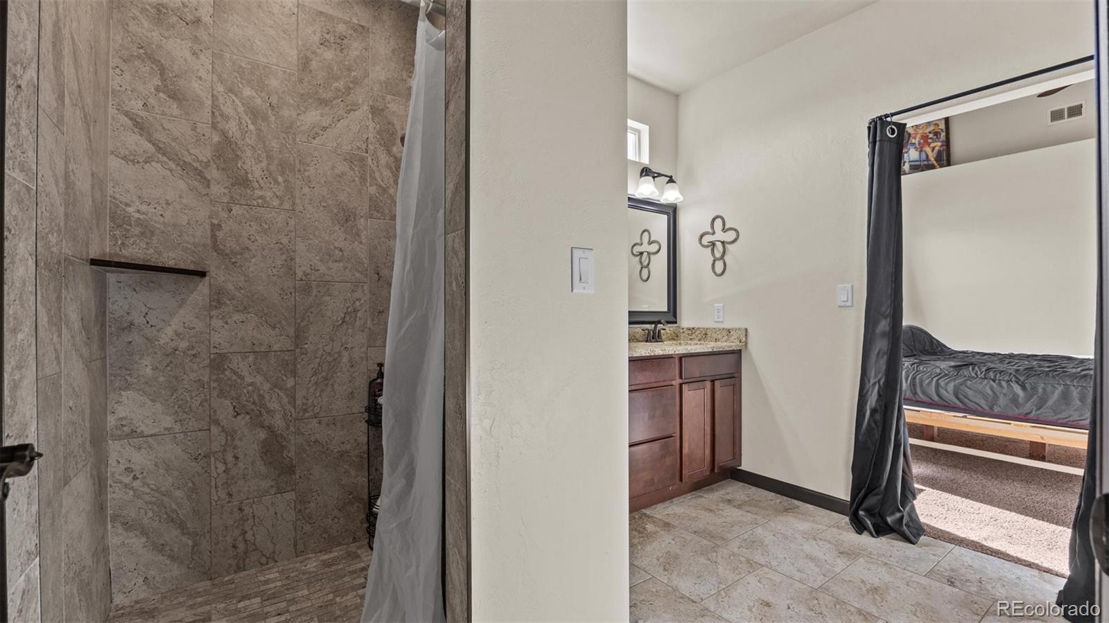 556-32 32 5/8 Road Clifton, CO 81520 - Photo 18 of 28 a bathroom with a shower