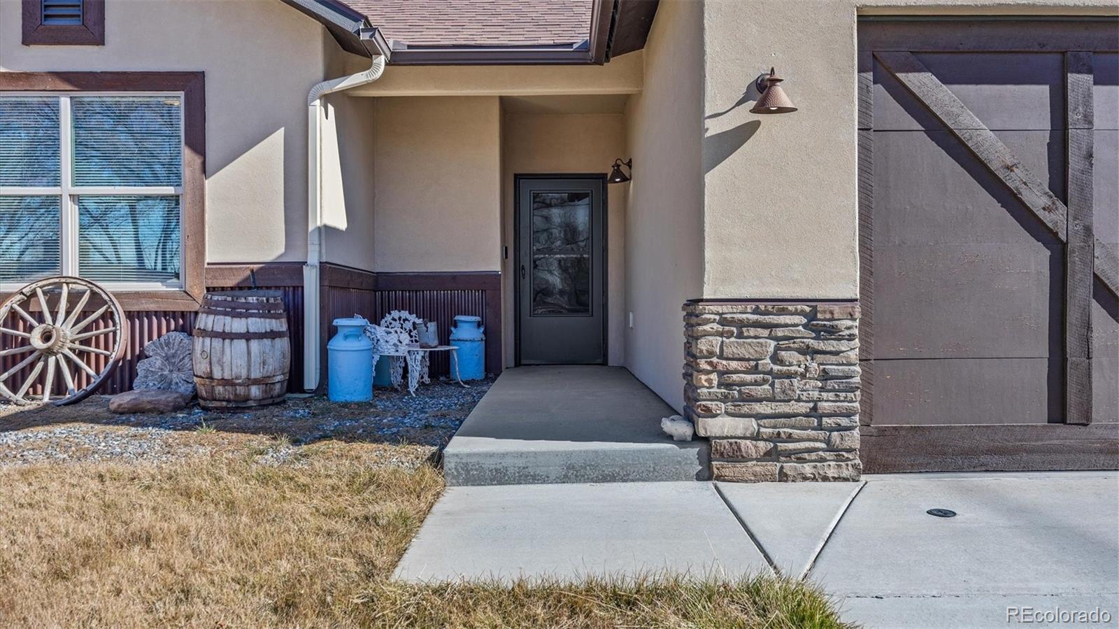 556-32 32 5/8 Road Clifton, CO 81520 - Photo 5 of 28 a living room with furniture