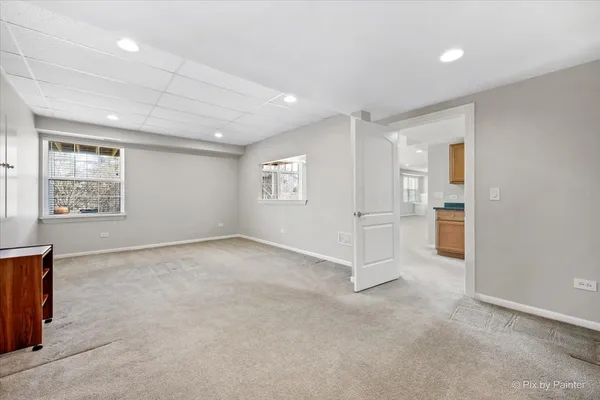 an empty room with windows and pillars in it