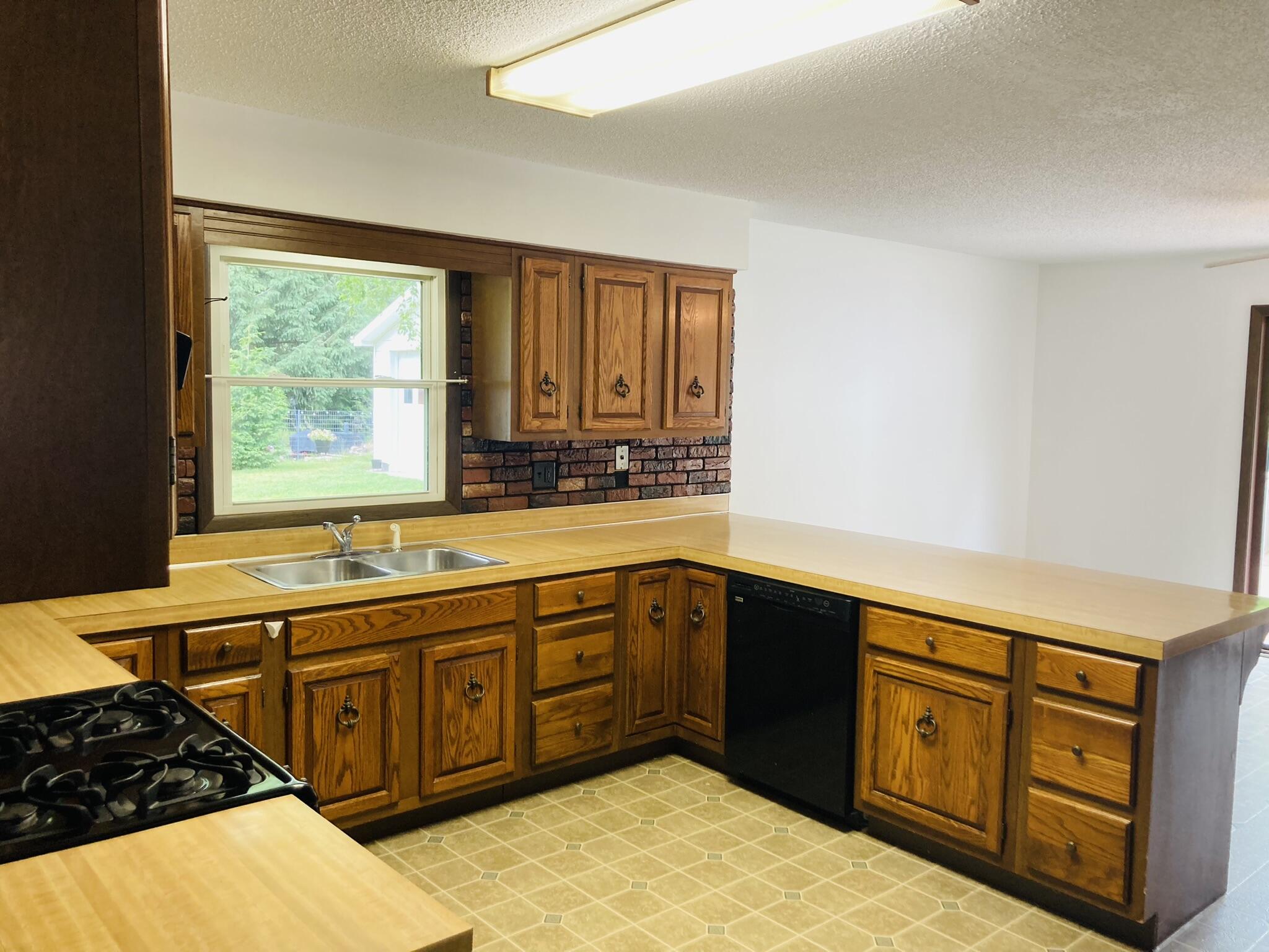 8301 West East Road Three Oaks, MI 49128 - Photo 4 of 33 Kitchen