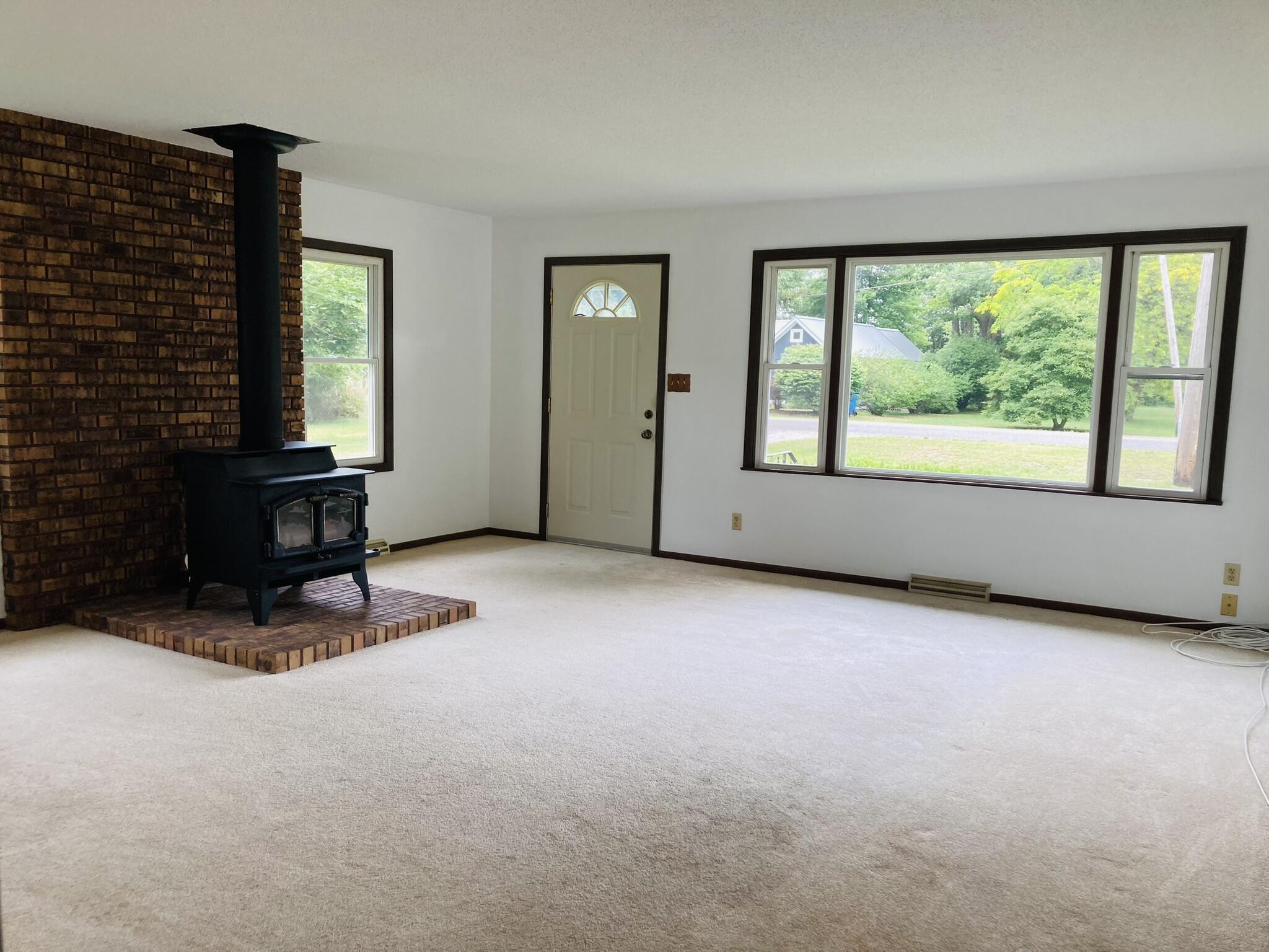 8301 West East Road Three Oaks, MI 49128 - Photo 9 of 33 Living Room