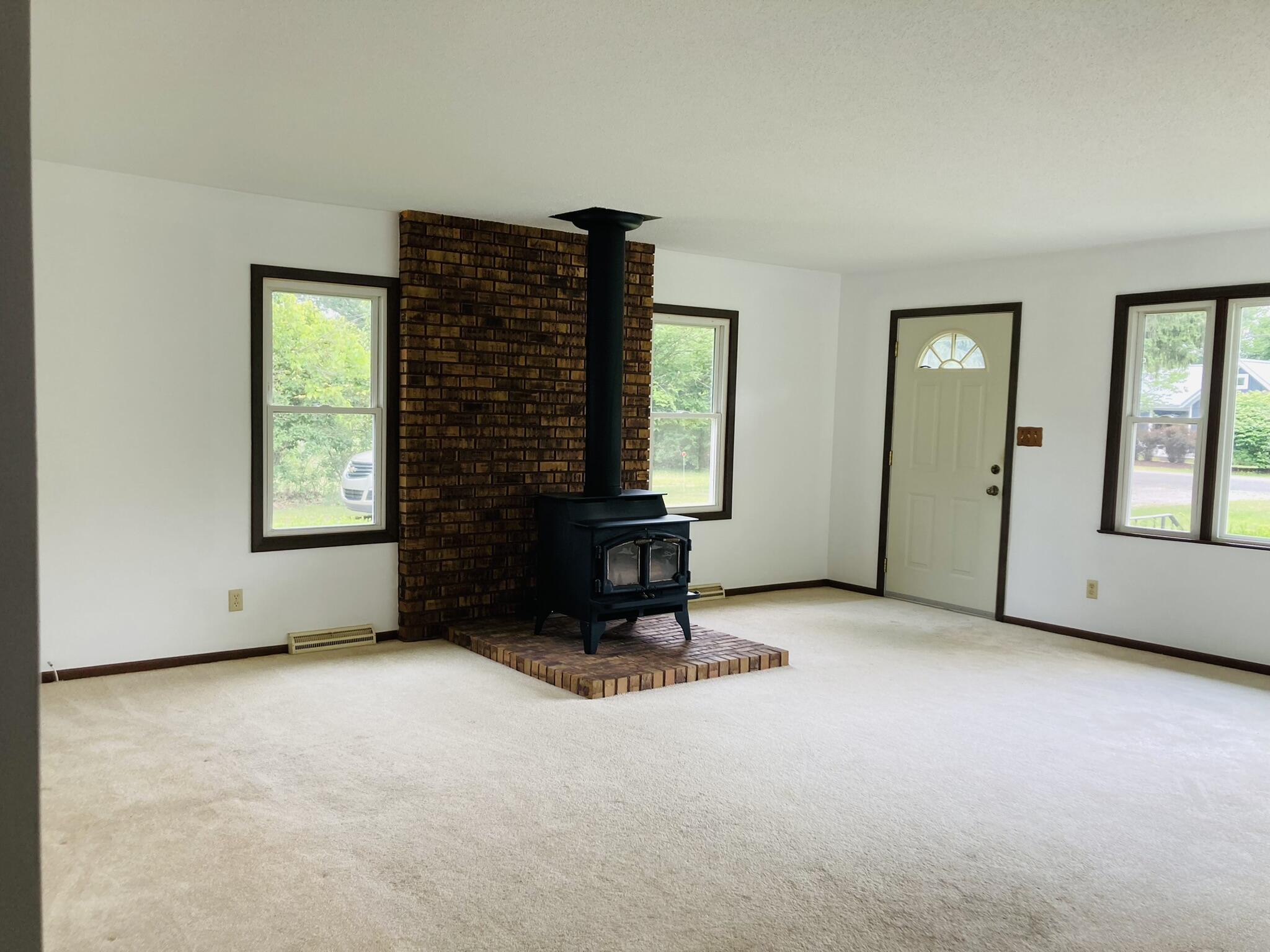 8301 West East Road Three Oaks, MI 49128 - Photo 10 of 33 Living Room