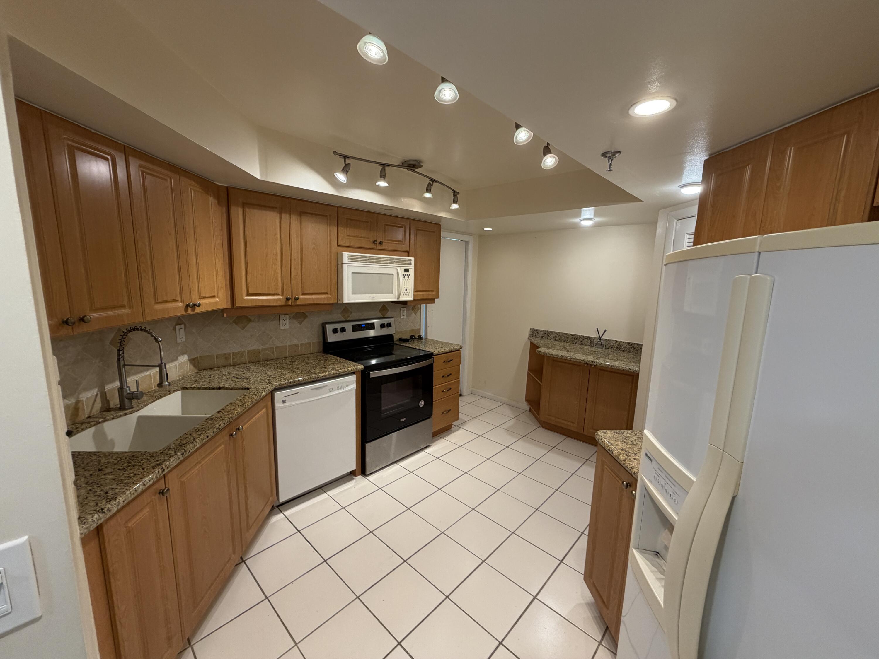 6463 La Costa Drive, Unit 203 Boca Raton, FL 33433 - Photo 4 of 41 IMG_0912