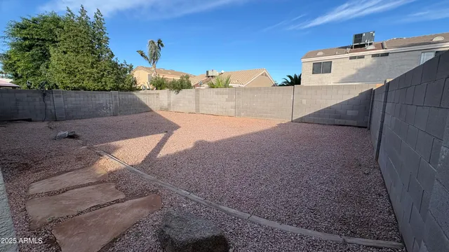 a view of a backyard