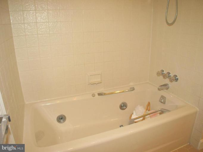 16531 Batchellors Forest Road Olney, MD 20832 - Photo 13 of 30 Soaking Tub
