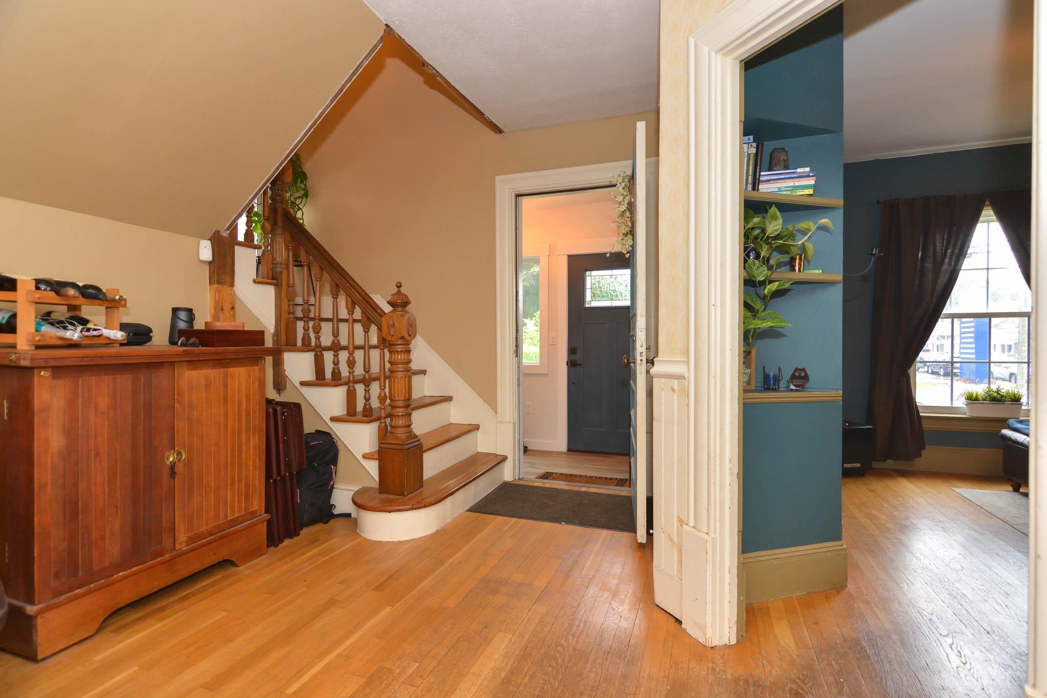 304 Mammoth Road Manchester, NH 03109 - Photo 3 of 47