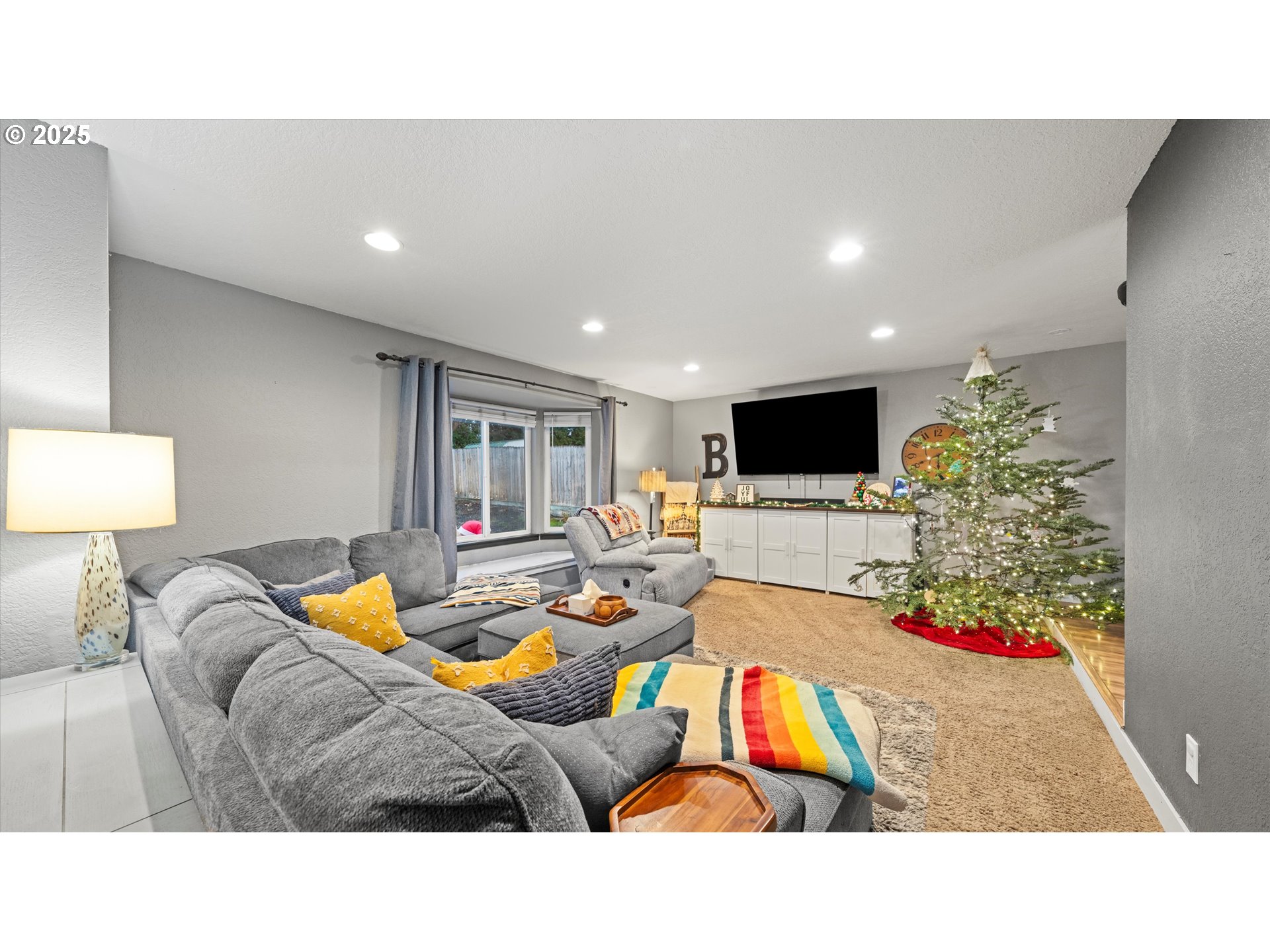 370 Southeast 9th Drive Hermiston, OR 97838 - Photo 11 of 31 a living room with furniture and a flat screen tv