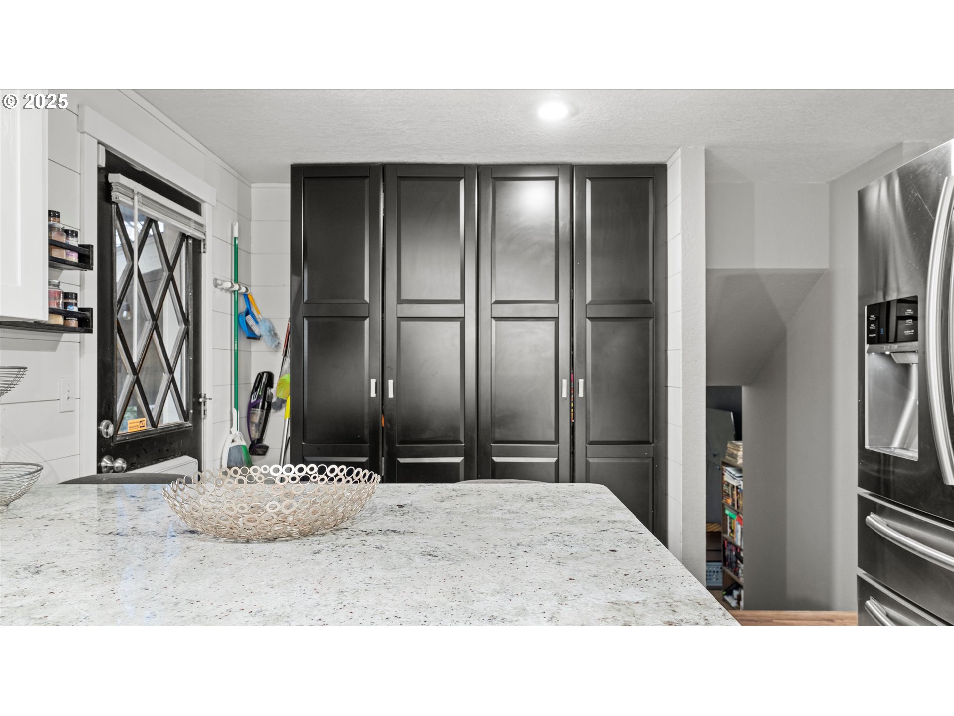 370 Southeast 9th Drive Hermiston, OR 97838 - Photo 12 of 31 a room with closet and a large mirror