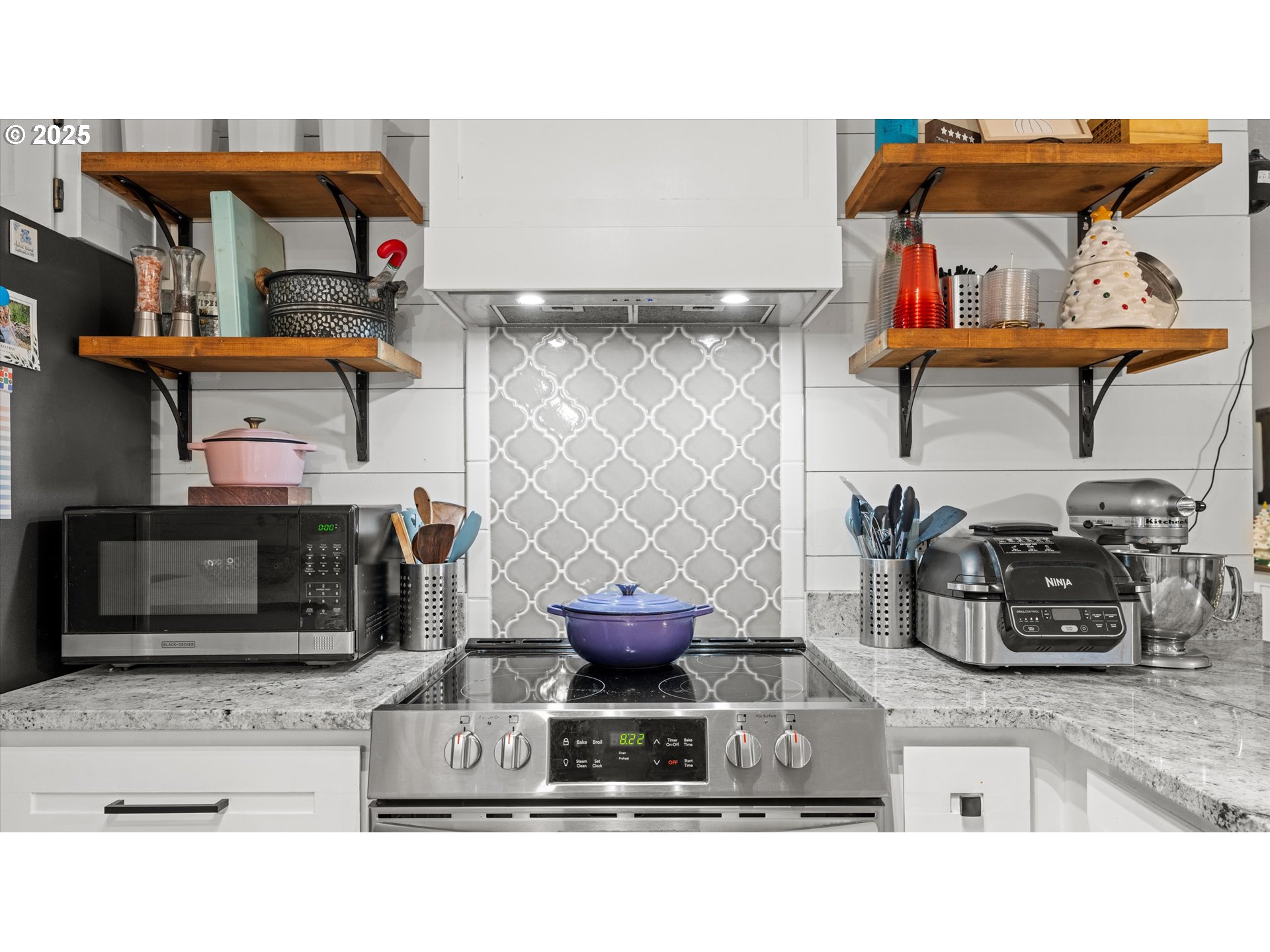 370 Southeast 9th Drive Hermiston, OR 97838 - Photo 13 of 31 a living room with furniture and a fireplace