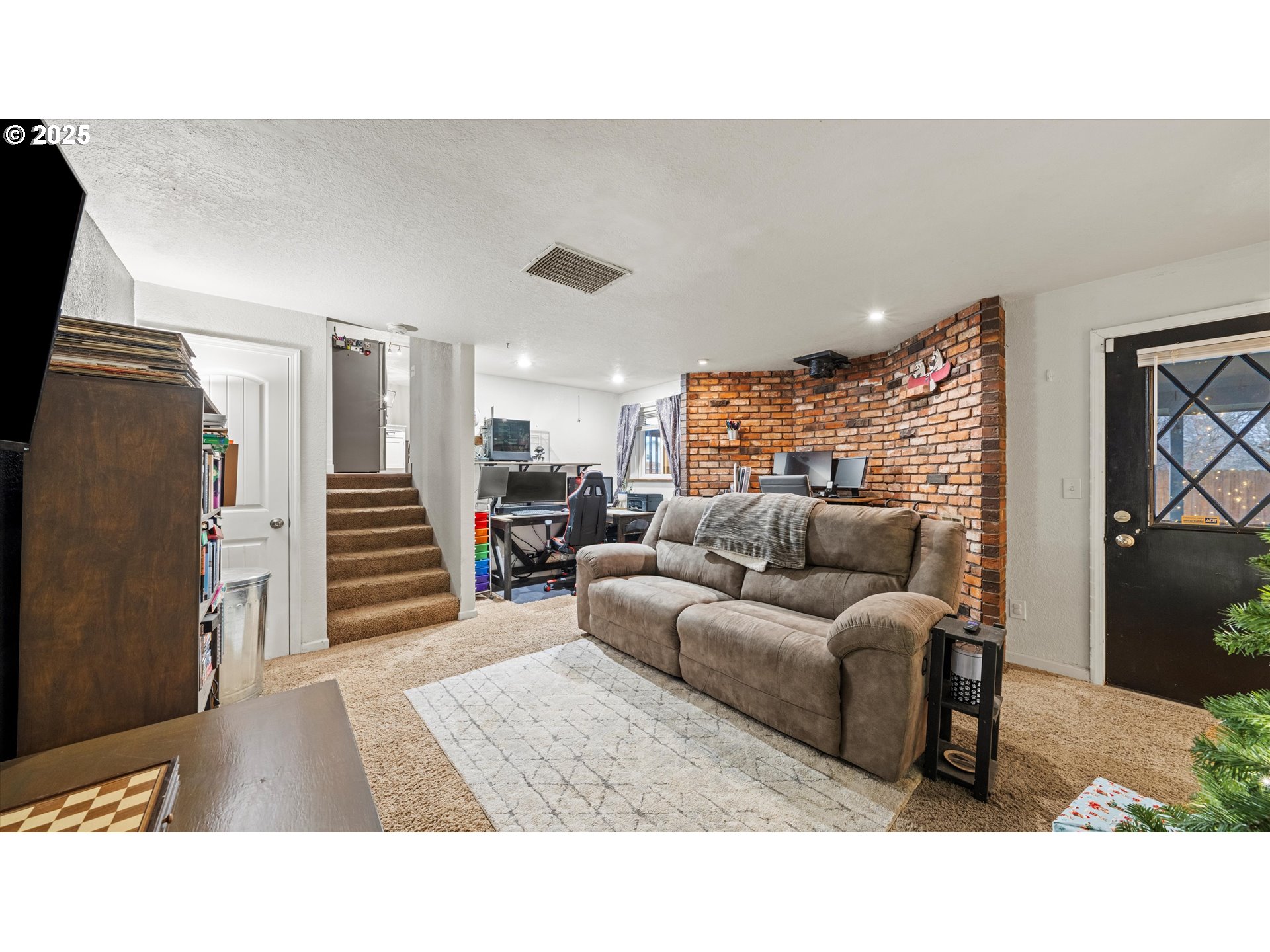 370 Southeast 9th Drive Hermiston, OR 97838 - Photo 16 of 31 a living room with furniture and a walk in closet