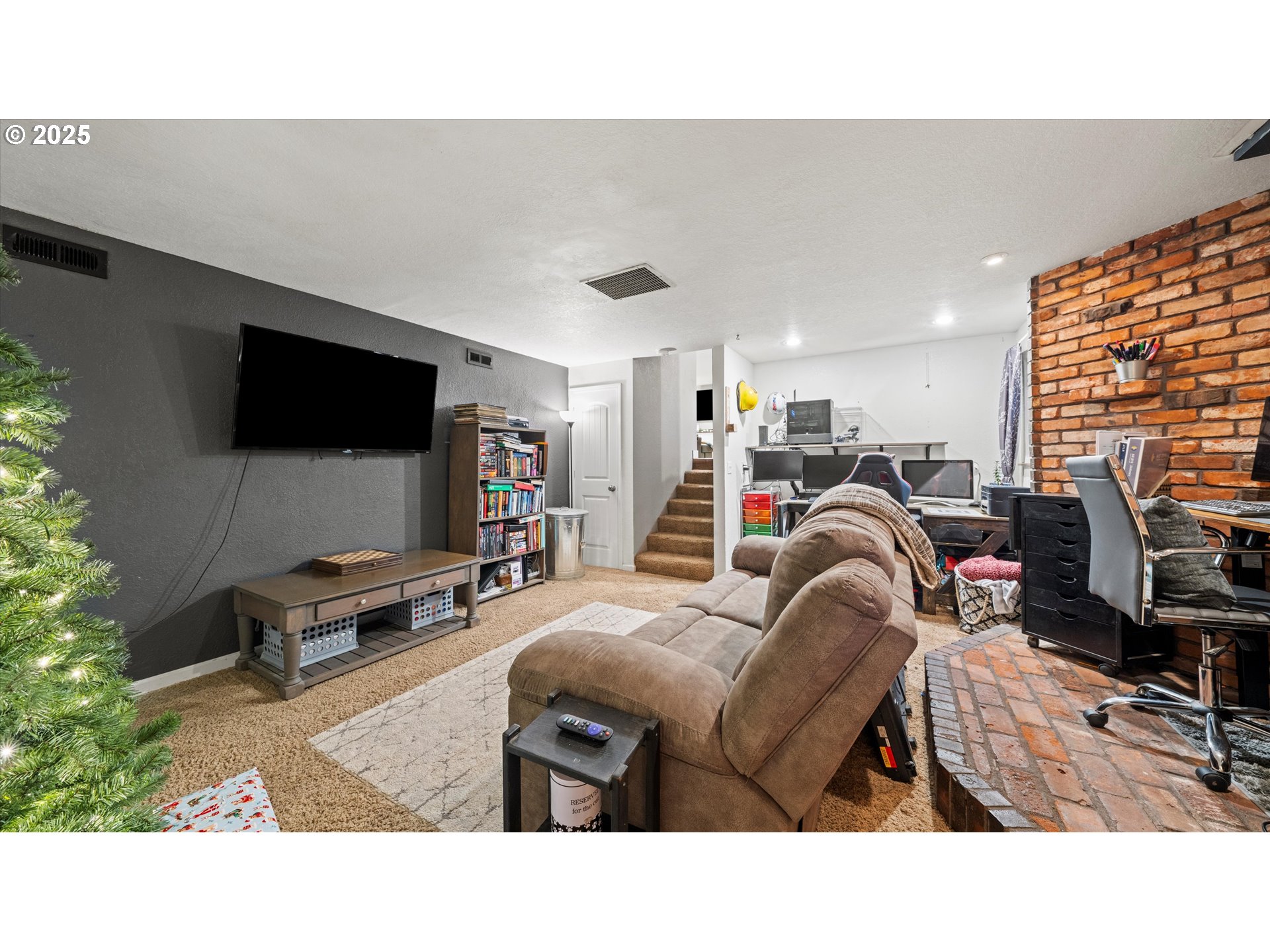 370 Southeast 9th Drive Hermiston, OR 97838 - Photo 17 of 31 a living room with furniture a flat screen tv and a window
