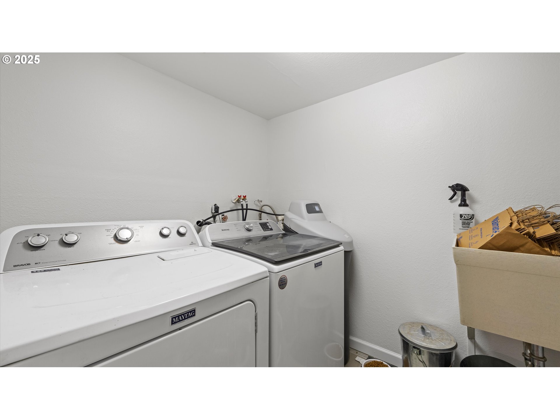 370 Southeast 9th Drive Hermiston, OR 97838 - Photo 19 of 31 a bathroom with a sink and a washer dryer