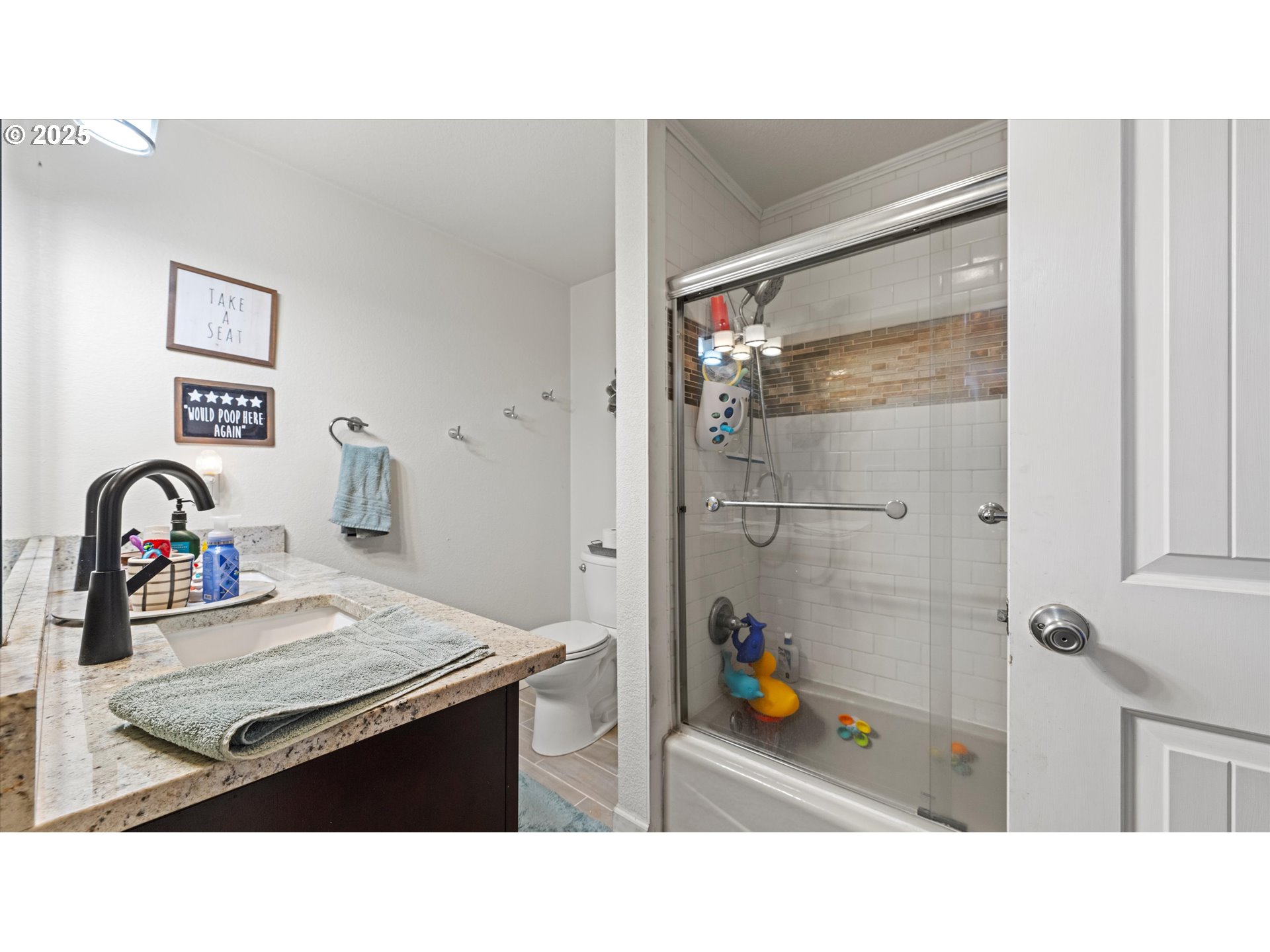 370 Southeast 9th Drive Hermiston, OR 97838 - Photo 20 of 31 a bathroom with a sink vanity and a shower