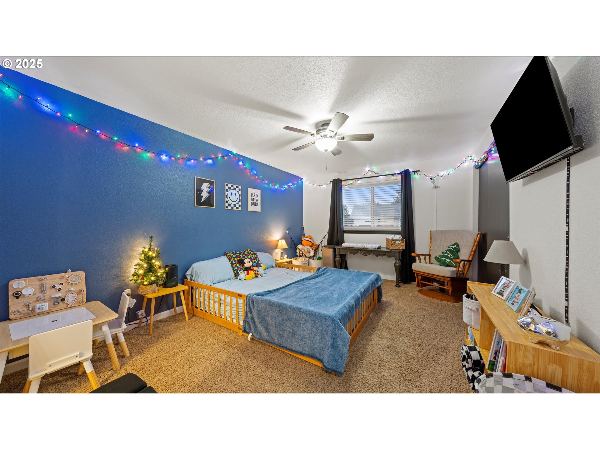 370 Southeast 9th Drive Hermiston, OR 97838 - Photo 21 of 31 a living room with patio furniture and a flat screen tv