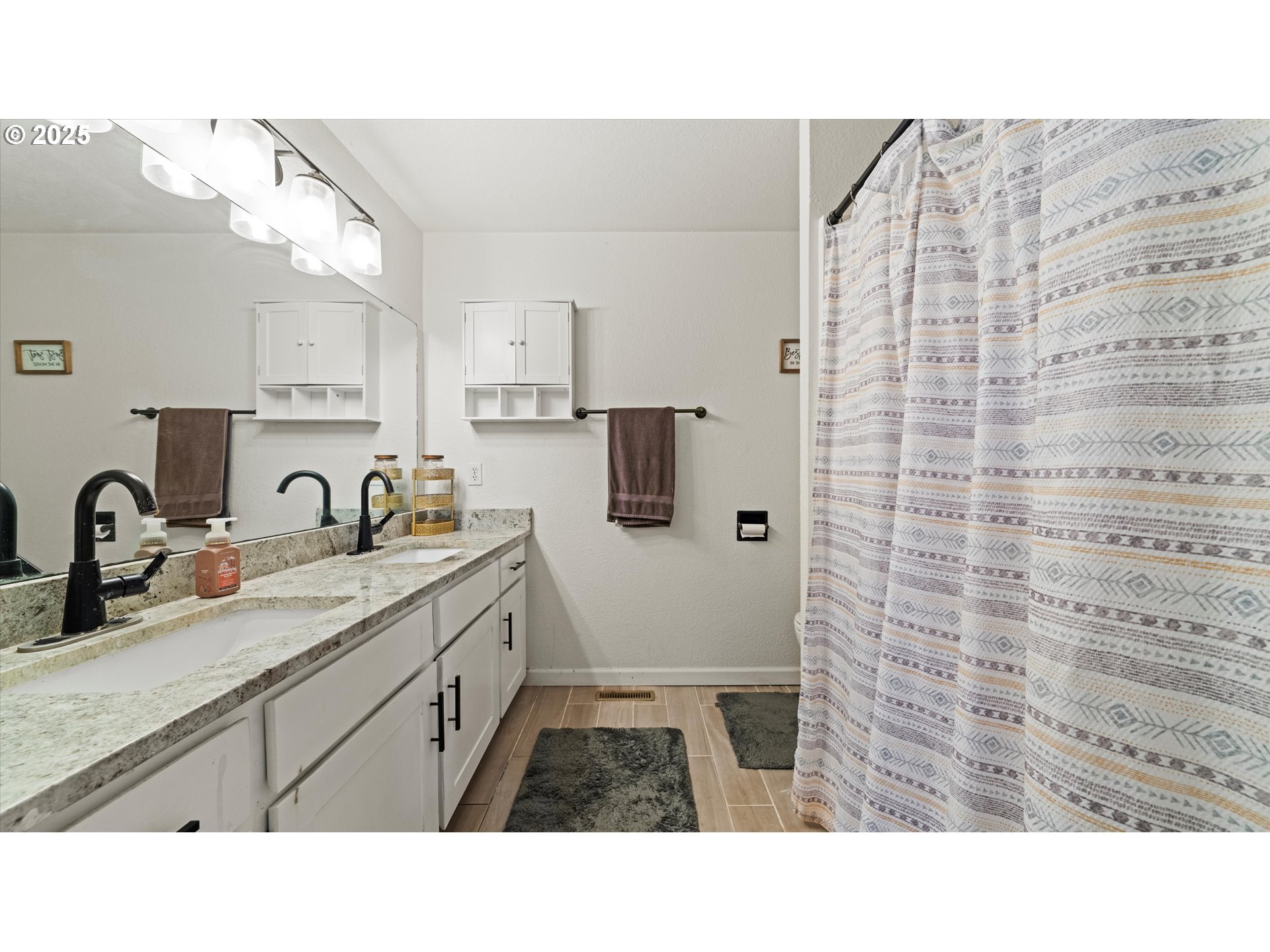 370 Southeast 9th Drive Hermiston, OR 97838 - Photo 28 of 31 a bathroom with a sink and a shower