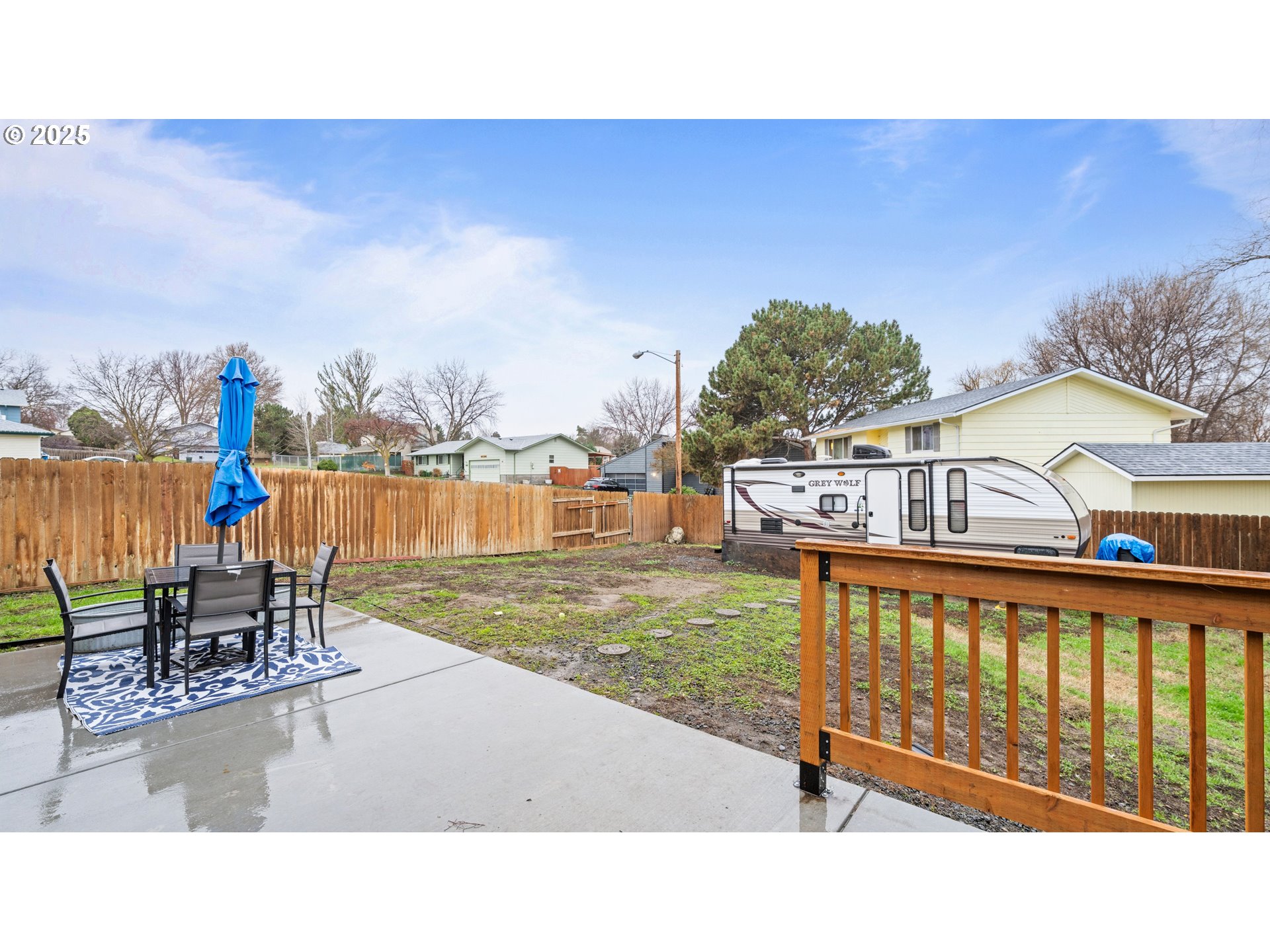 370 Southeast 9th Drive Hermiston, OR 97838 - Photo 31 of 31 a balcony with table and chairs