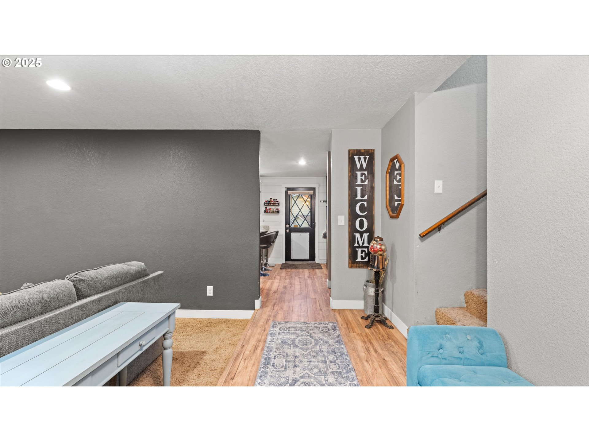 370 Southeast 9th Drive Hermiston, OR 97838 - Photo 4 of 31 a living room with furniture and wooden floor