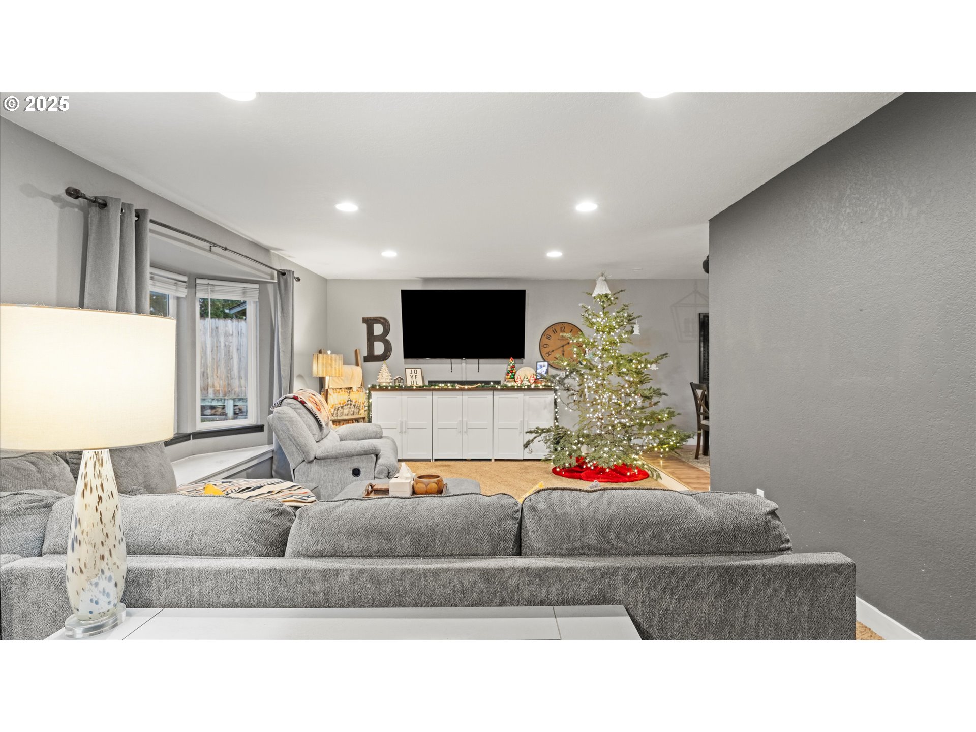 370 Southeast 9th Drive Hermiston, OR 97838 - Photo 5 of 31 a living room with furniture and a flat screen tv