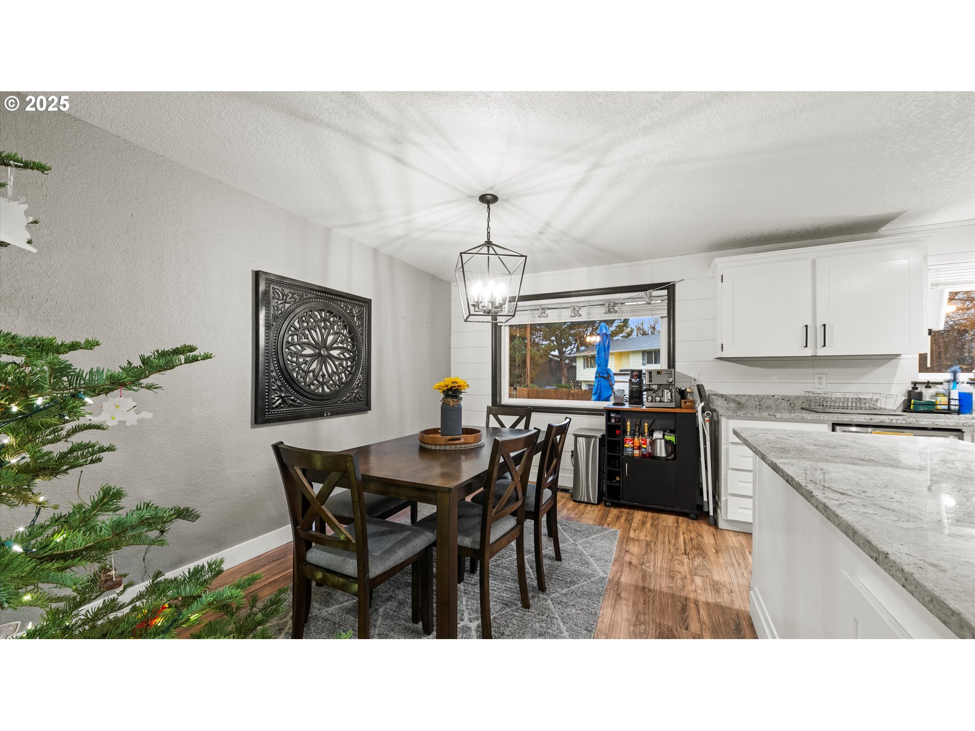 370 Southeast 9th Drive Hermiston, OR 97838 - Photo 7 of 31 a kitchen with a table and chairs in it