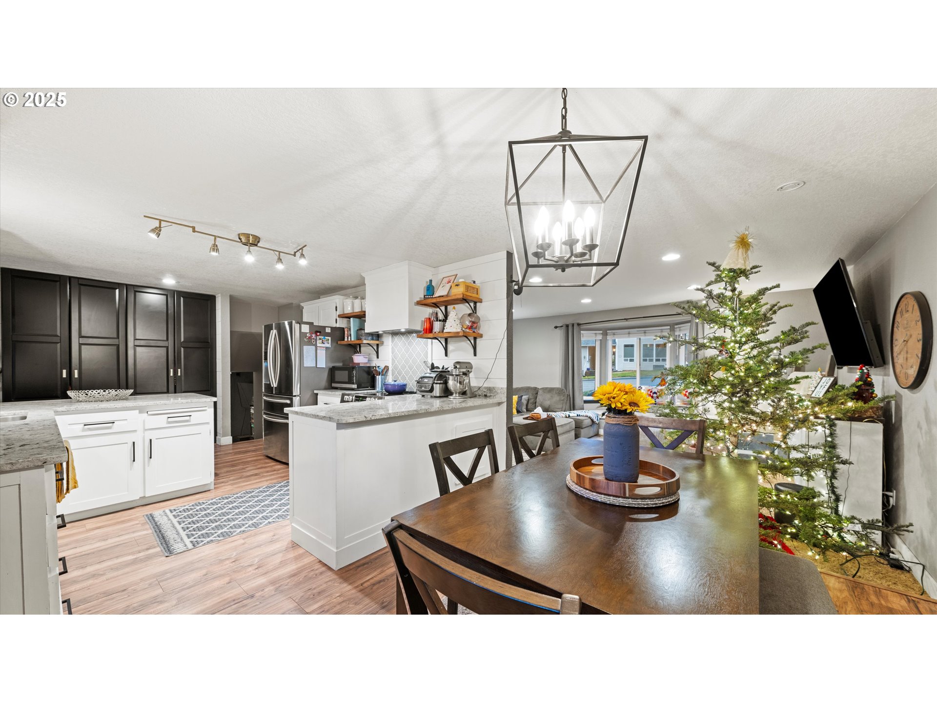 370 Southeast 9th Drive Hermiston, OR 97838 - Photo 8 of 31 a kitchen with a sink dining table and chairs