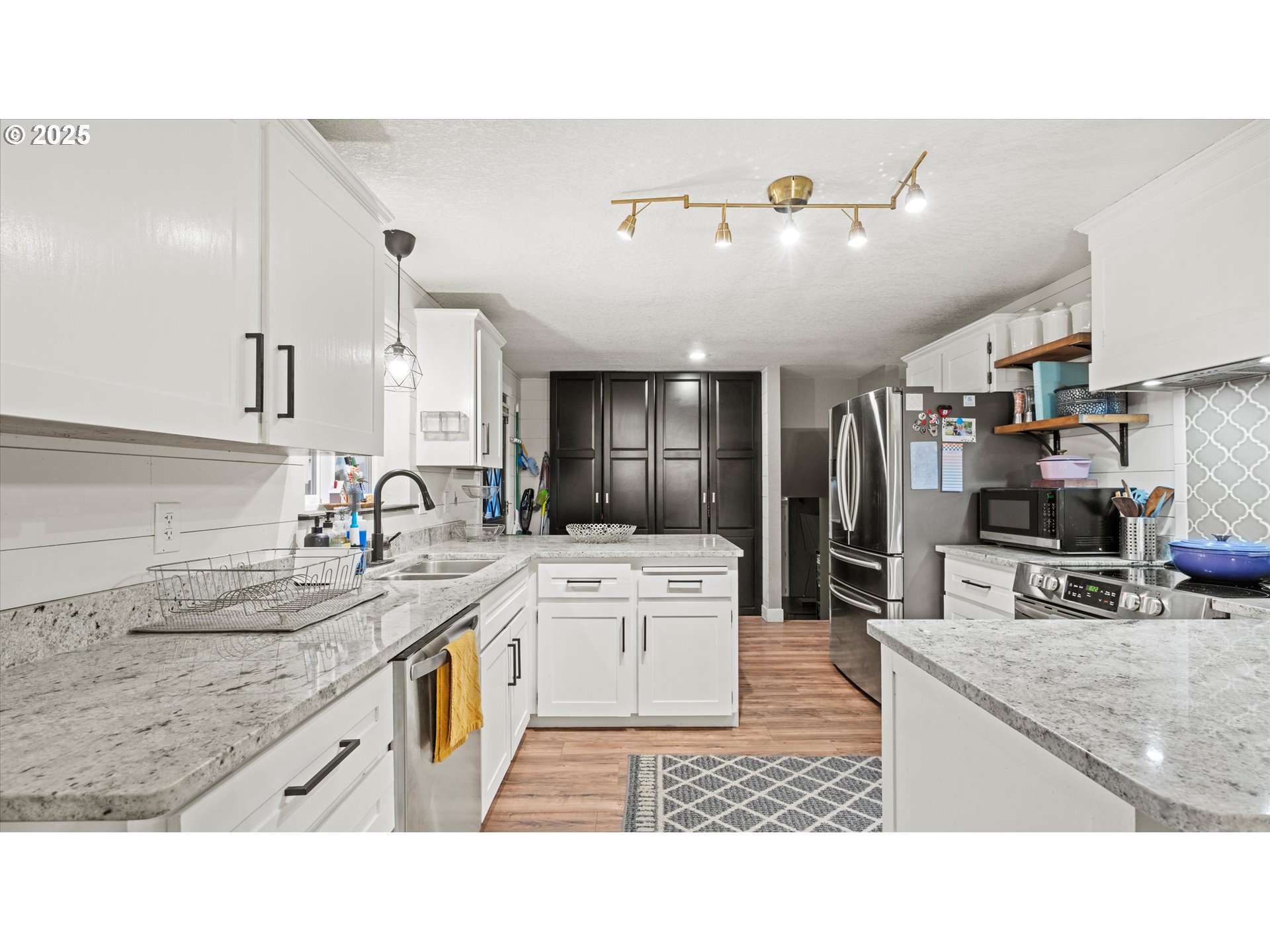 370 Southeast 9th Drive Hermiston, OR 97838 - Photo 9 of 31 a kitchen with stainless steel appliances granite countertop a sink stove and cabinets