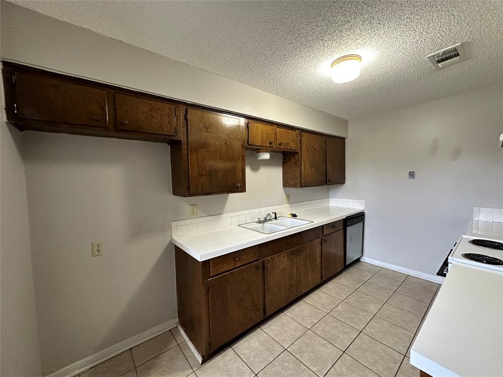 407 Maple Street, Unit B Commerce, TX 75428 - Photo 4 of 16