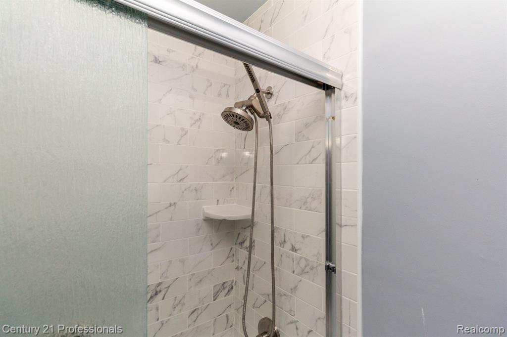 2226 Warrington Road Rochester Hills, MI 48307 - Photo 19 of 39