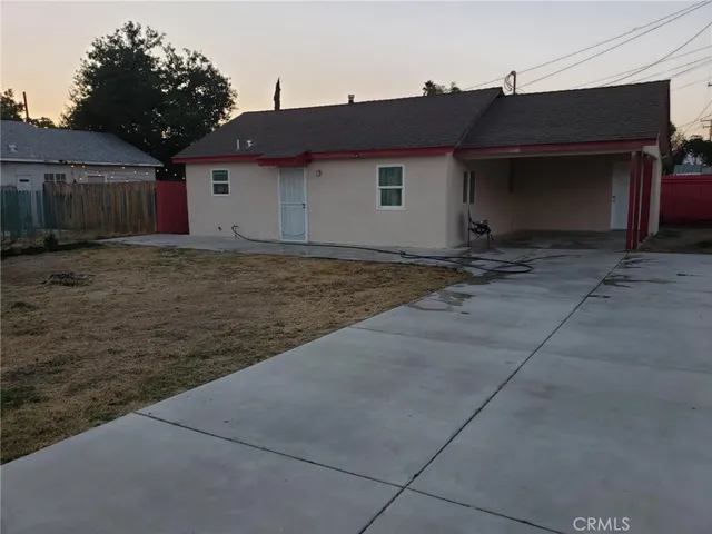 a view of a house with a backyard