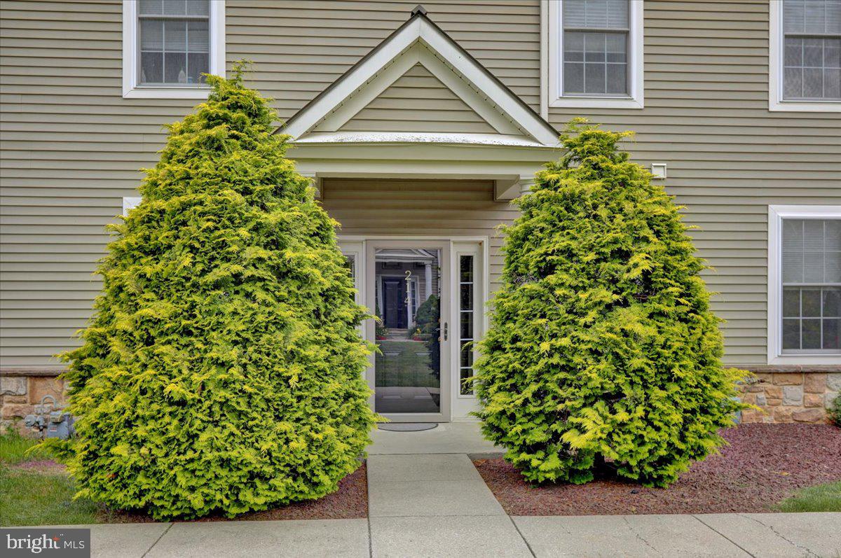 214 Springmont Drive Reading, PA 19610 - Photo 2 of 28 Gallery Image 2