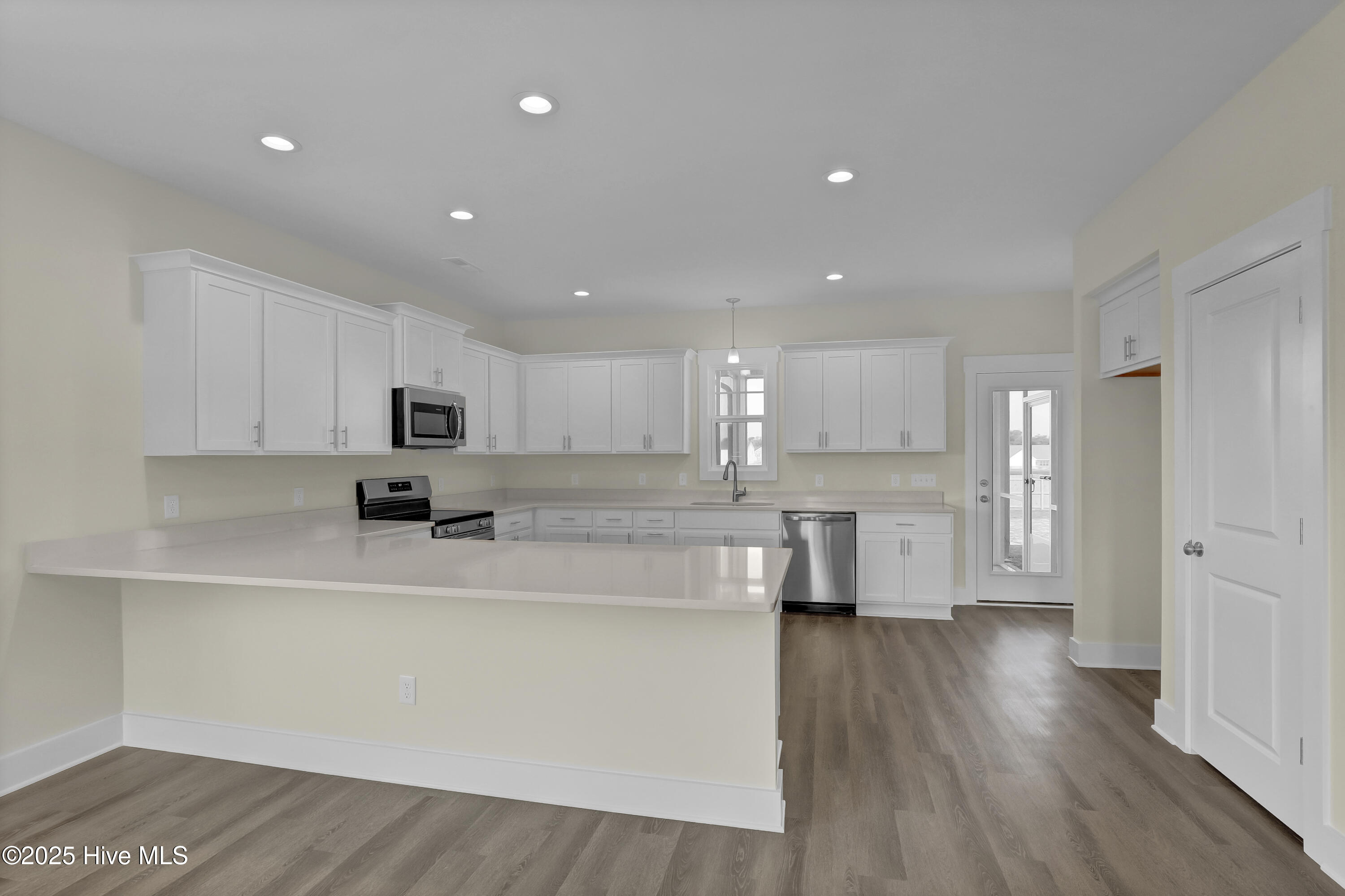 116 Talbert Drive Rocky Point, NC 28457 - Photo 3 of 15 6G8A6801