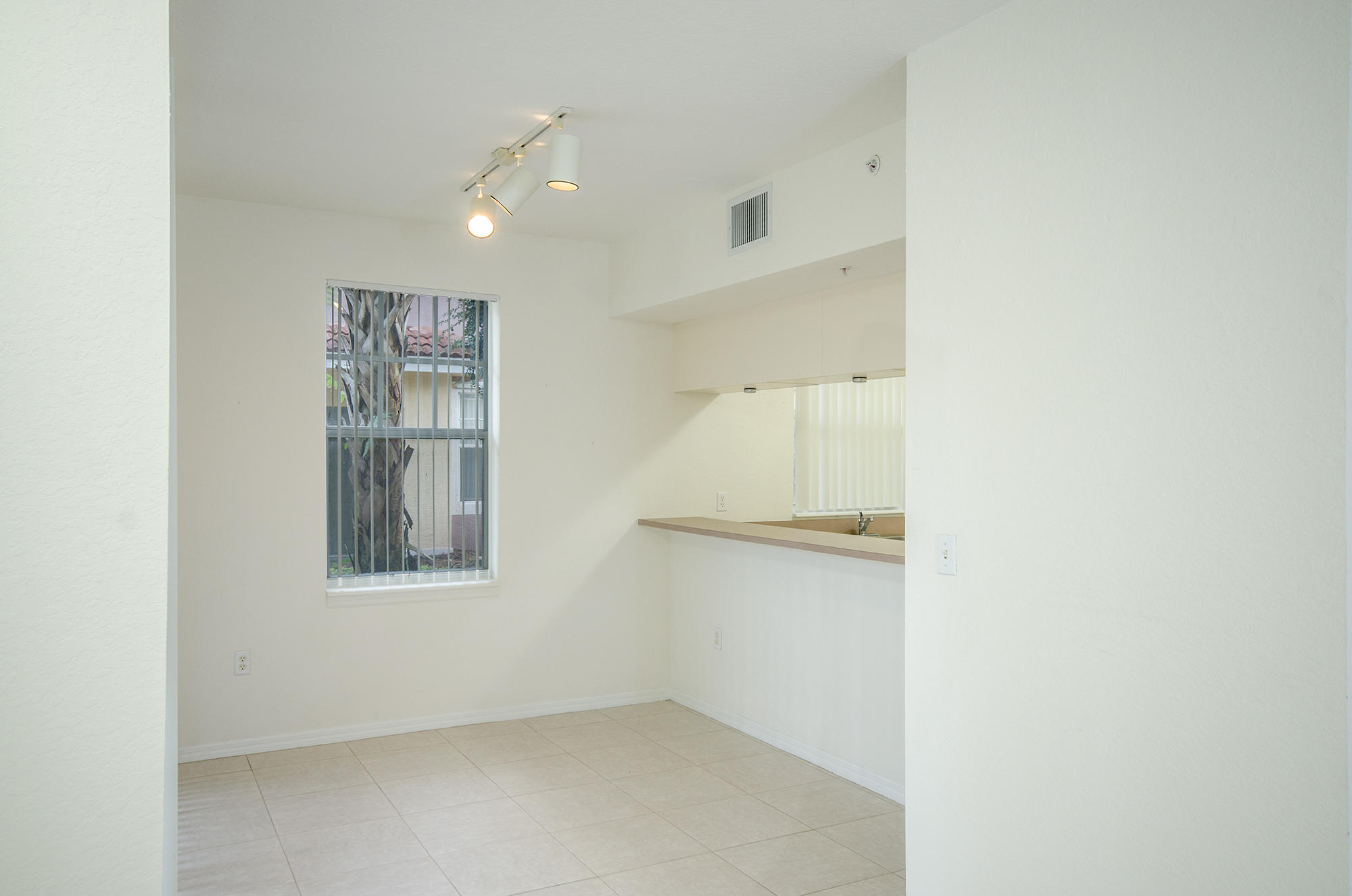 6324 West Sample Road, Unit 6324 Coral Springs, FL 33067 - Photo 5 of 27 dining