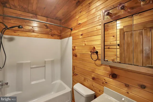 an empty room with a ceiling fan and closet