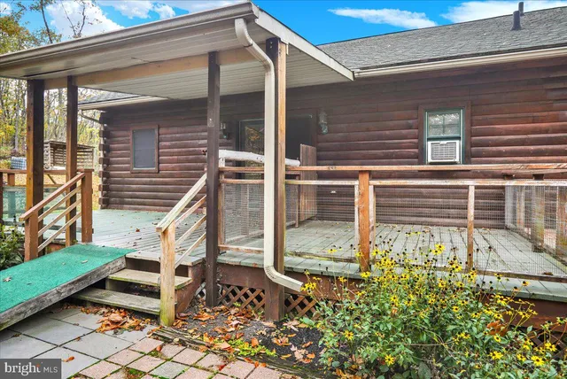 a view of a house with backyard and tree