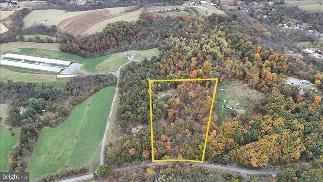 a picture of a wall with a white wall