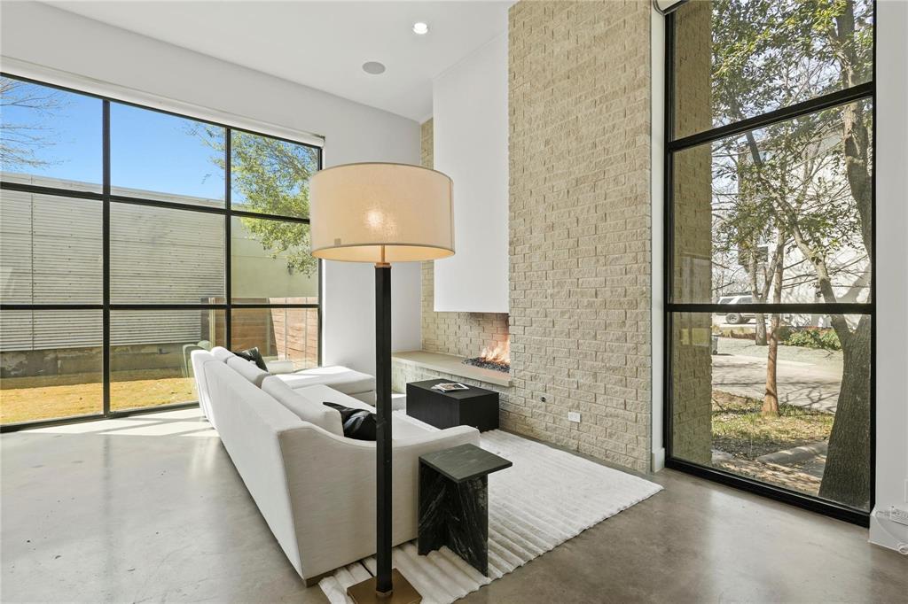 6 Vanguard Way Dallas, TX 75243 - Photo 5 of 35 a balcony with table and chairs