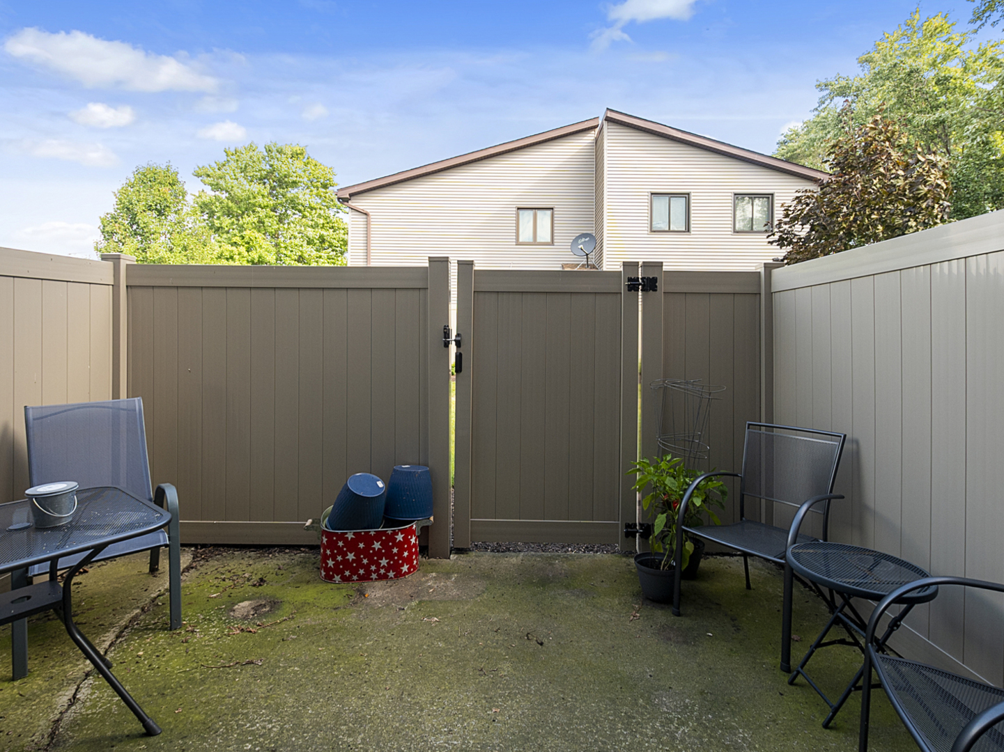 1032 Schoolgate Road New Lenox, IL 60451 - Photo 20 of 23 a backyard of a house with table and chairs