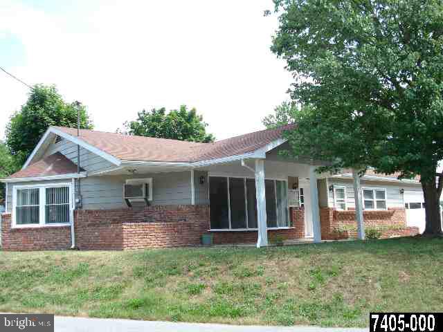 a view of a house with a backyard