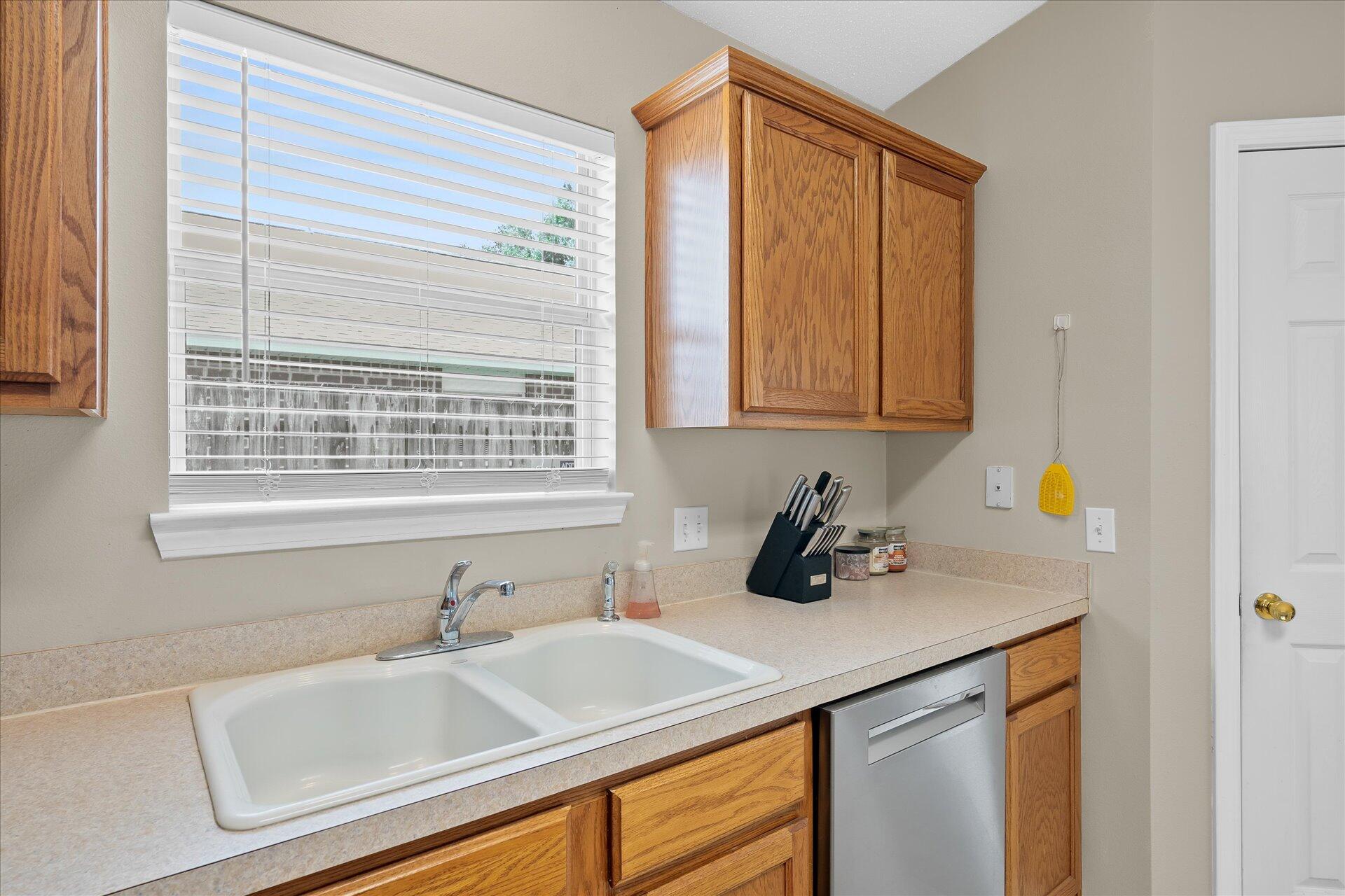 118 Sandstone Trail Crestview, FL 32539 - Photo 19 of 33 a bathroom with a sink and a bathtub