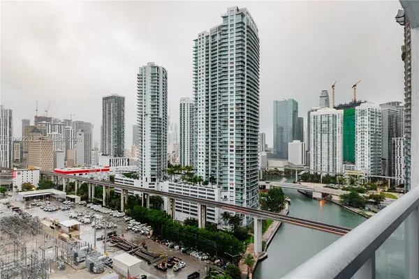 $3,000 | 185 Southwest 7th Street, Unit 2007, Miami, FL 33130