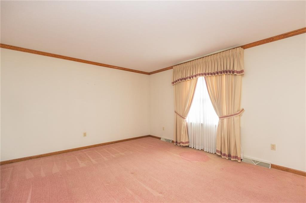 120 Cedar Ridge Drive Monaca, PA 15061 - Photo 10 of 24 Livingroom