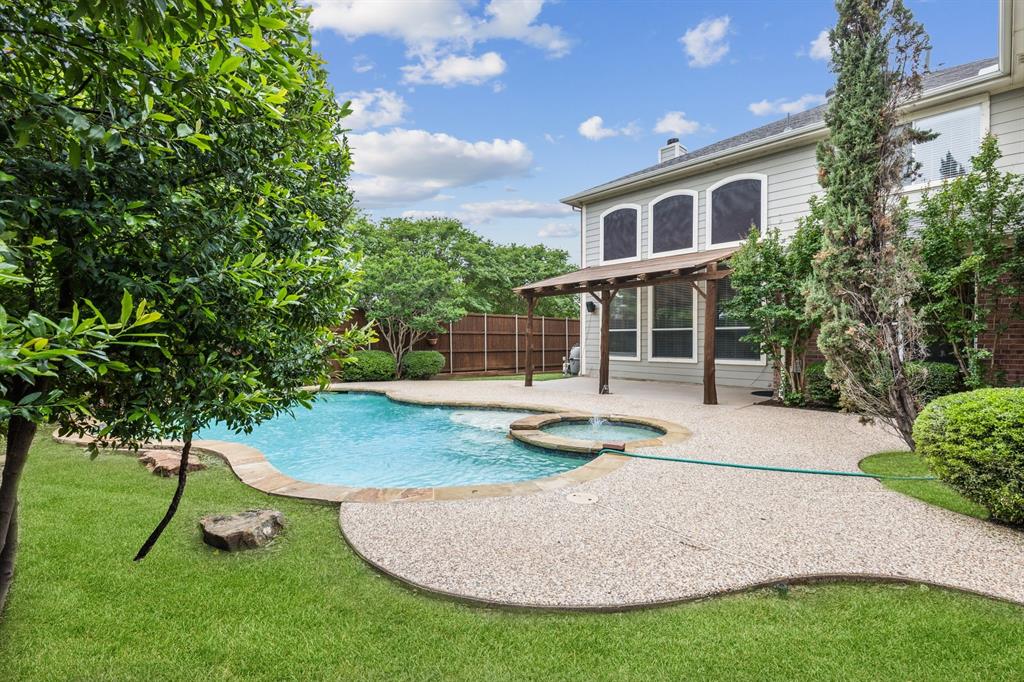 4528 Risinghill Drive Plano, TX 75024 - Photo 40 of 40 front view of a house with a yard
