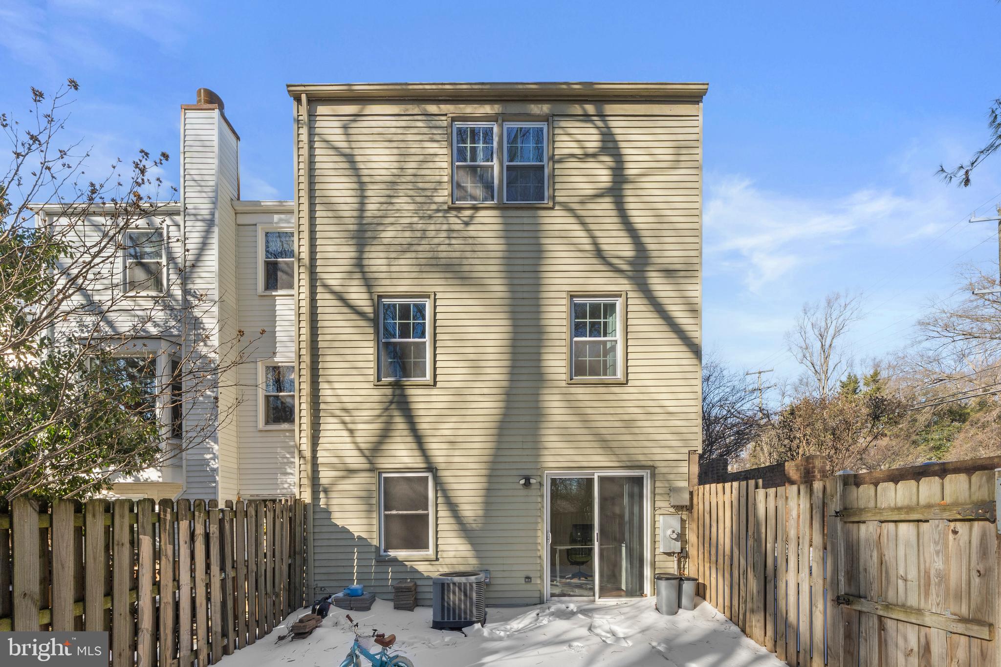 2901 Everleigh Way Fairfax, VA 22031 - Photo 31 of 34 a front view of a house