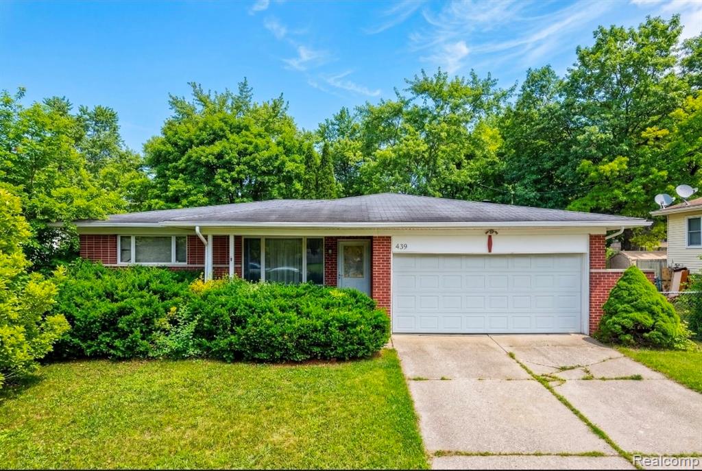 439 Windmill Point Drive Flushing, MI 48433 - Photo 1 of 32