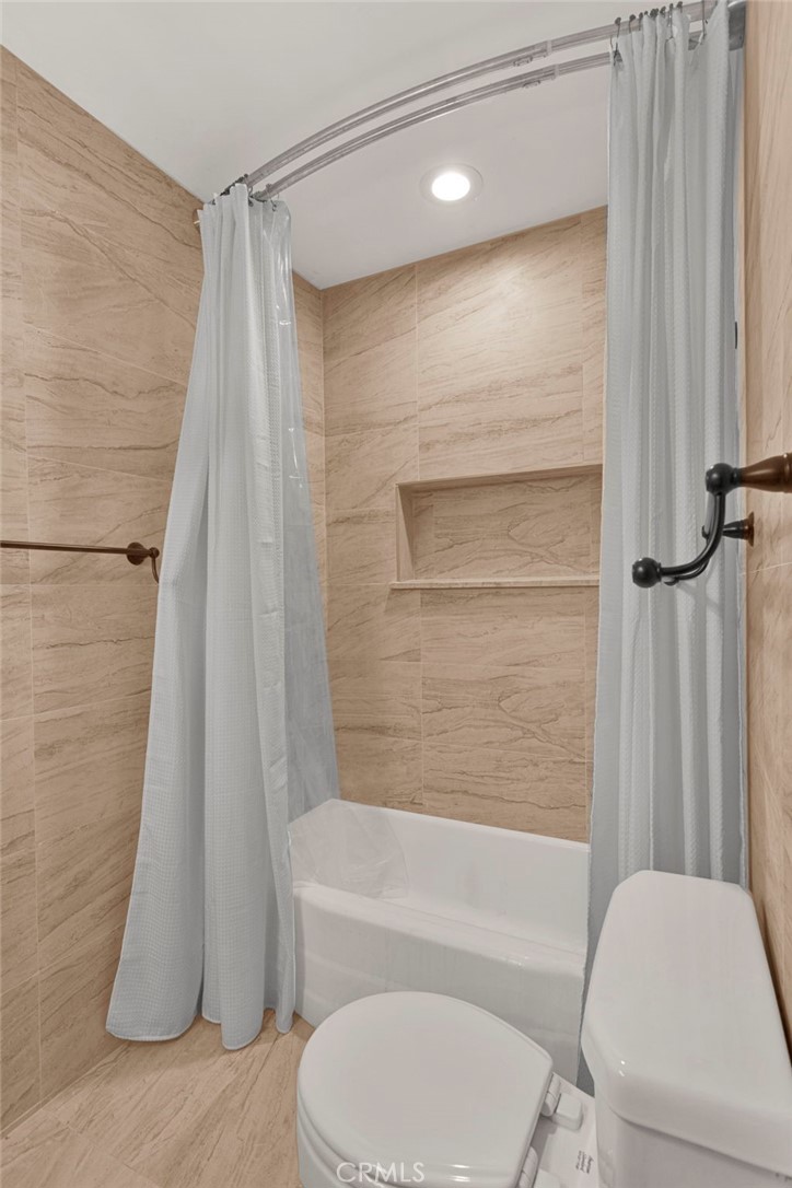 15177 Mendota Road North Apple Valley, CA 92307 - Photo 24 of 50 a bathroom with a toilet and a bathtub
