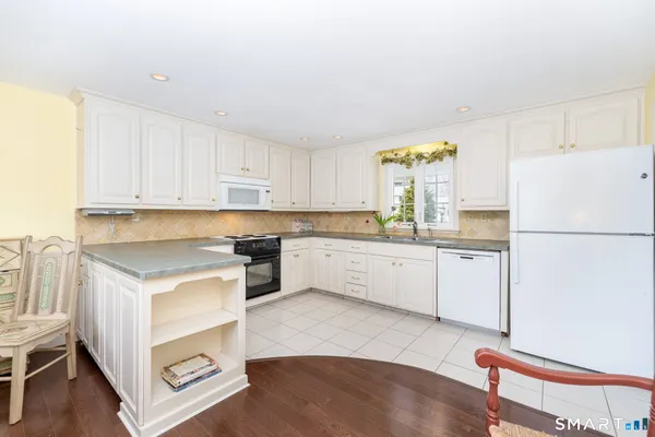 $439,900 | 269 Pine Lane, Wethersfield, CT 06109